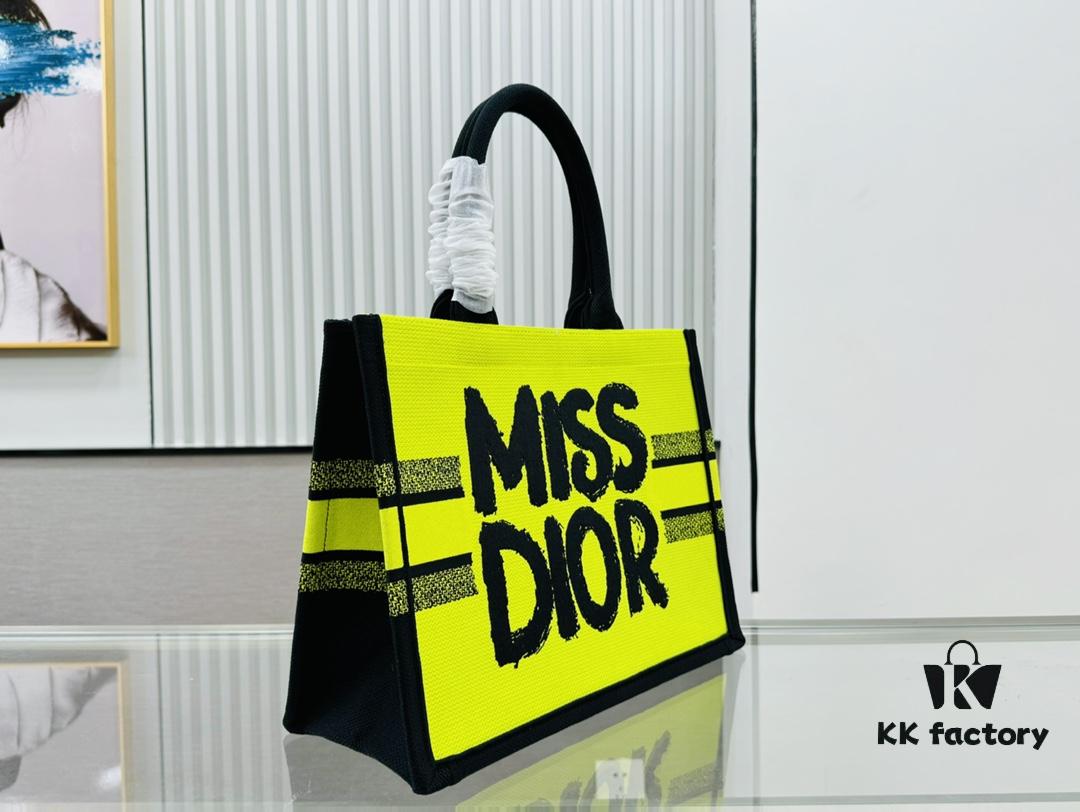 Thick Thread, Heavy Fabric First Quality - Medium Di0r Book Tote