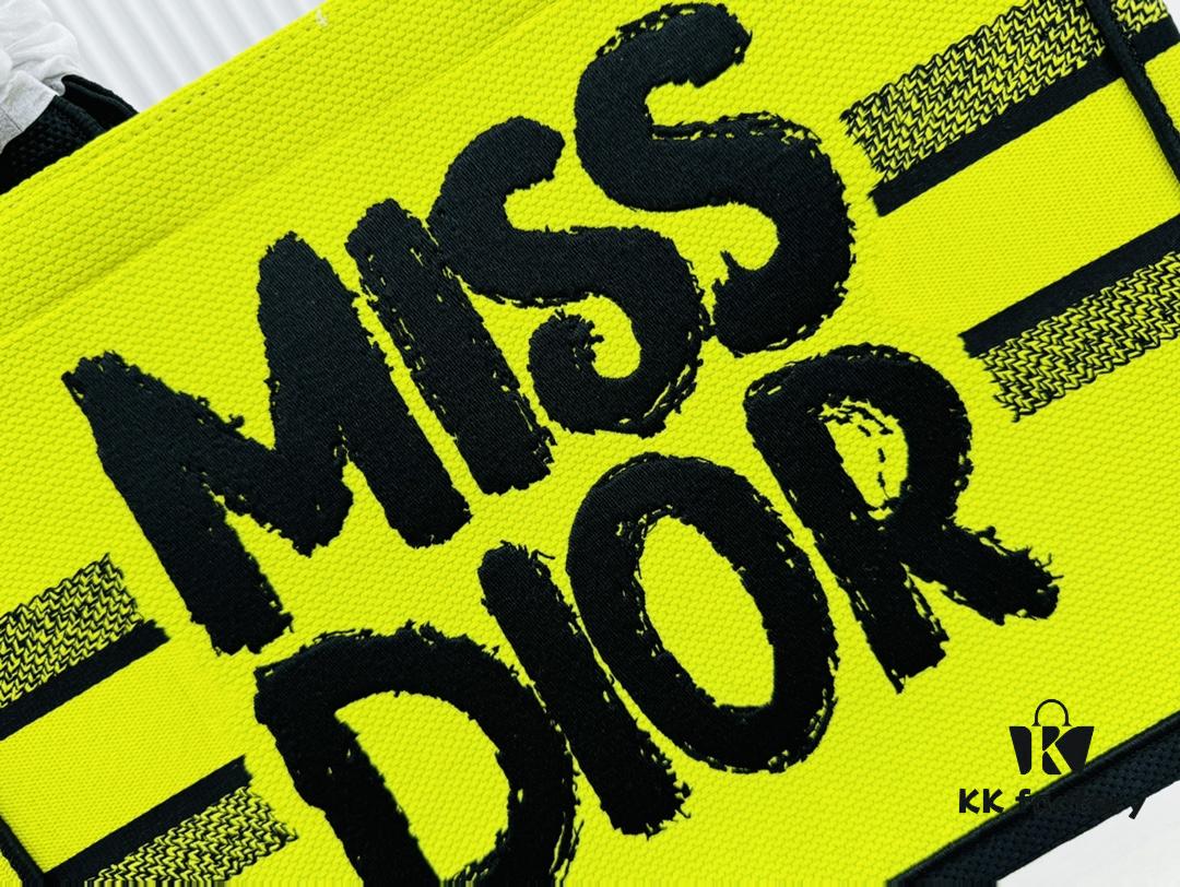 Thick Thread, Heavy Fabric First Quality - Medium Di0r Book Tote