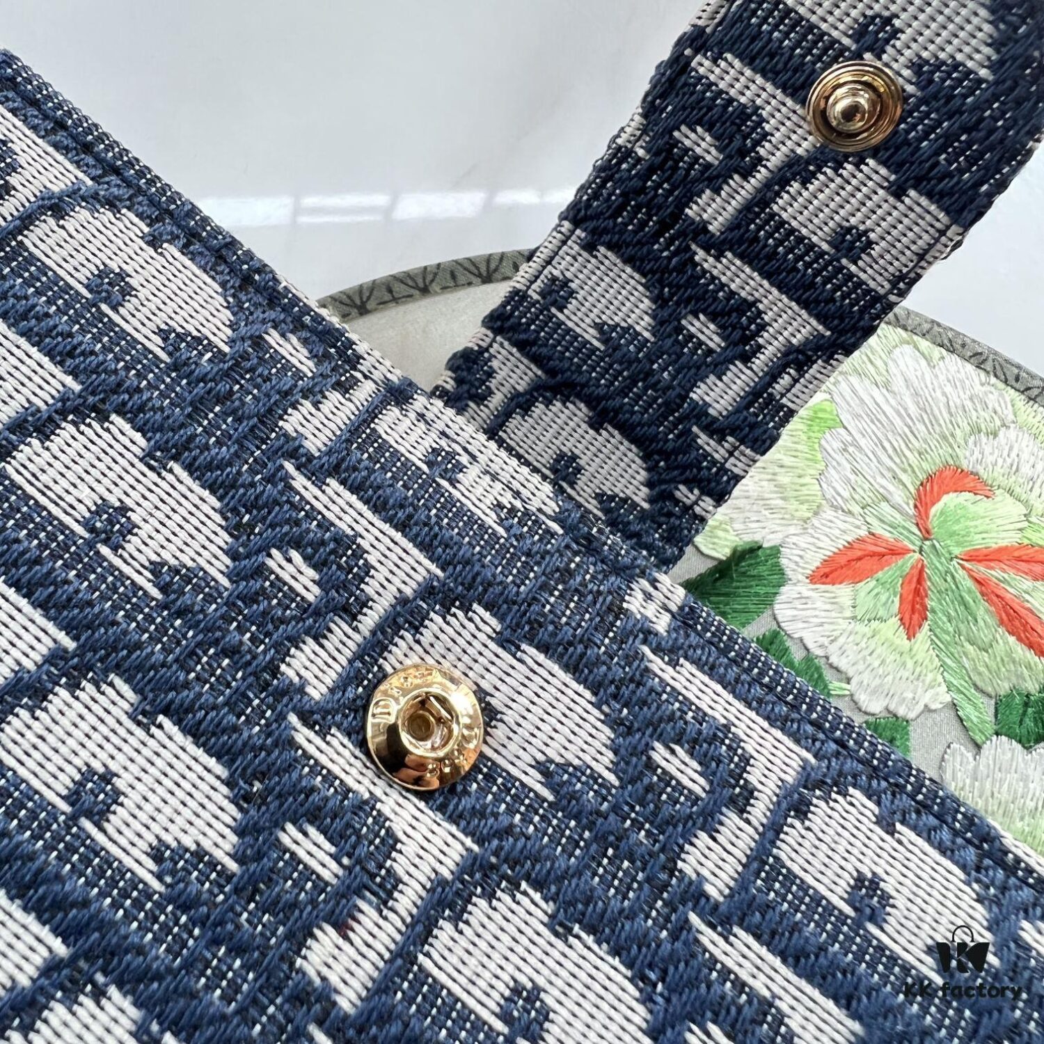 Dior Notebook - Counter Style, Fine and Smooth Material, Impeccable Craftsmanship, Interior Card Slots, Italian Lambskin Import, Size 15x19x4cm