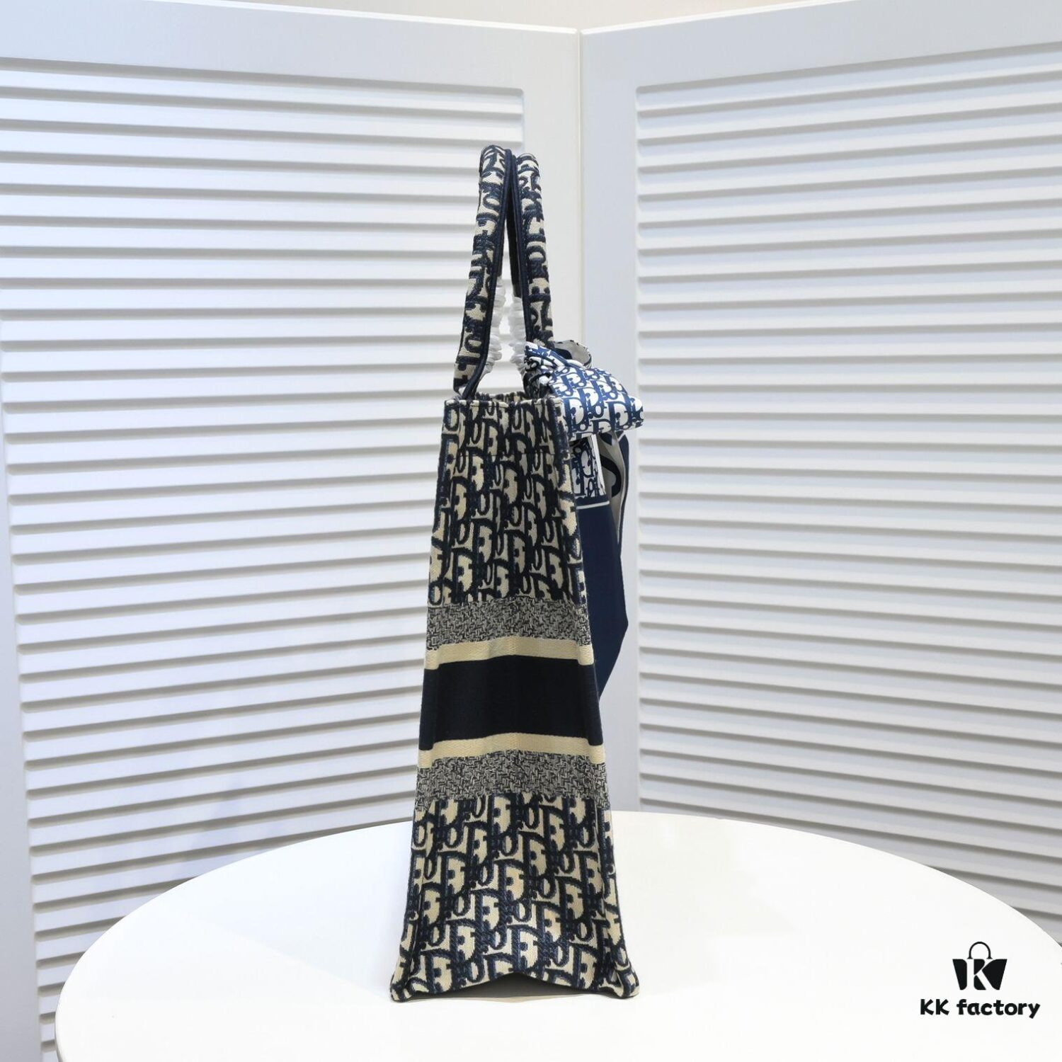 Large Size 🔥 Embroidered Edge Dior New Arrival Boutique Shopping Bag! Boutique Synchronized Update! Limited Edition Celebrity Style! Extremely Stylish! Imported Fabric 👍 High-End Quality! Indistinguishable from Boutique Purchases! Extra-Large Capacity, Perfect for Outings 👍