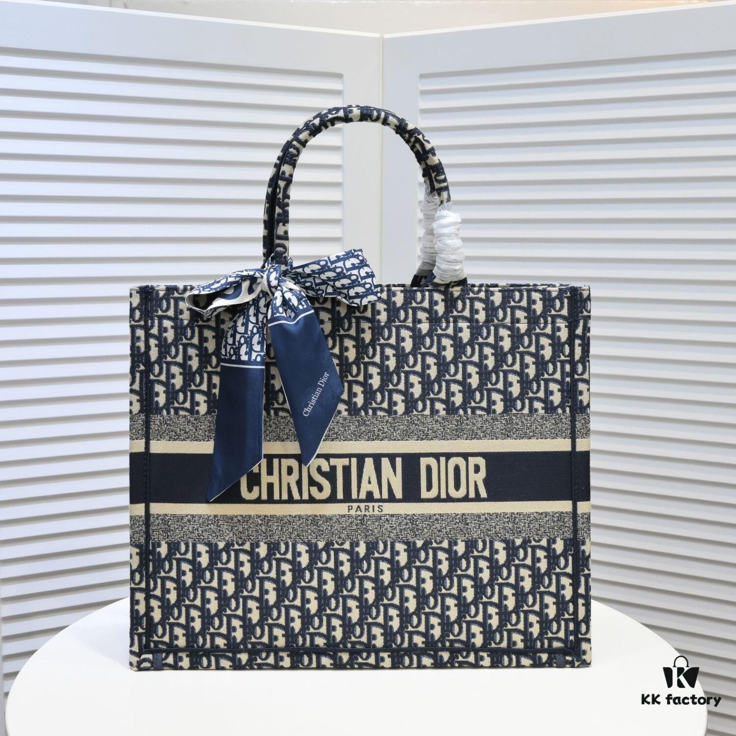 Large Size 🔥 Embroidered Edge Dior New Arrival Boutique Shopping Bag! Boutique Synchronized Update! Limited Edition Celebrity Style! Extremely Stylish! Imported Fabric 👍 High-End Quality! Indistinguishable from Boutique Purchases! Extra-Large Capacity, Perfect for Outings 👍