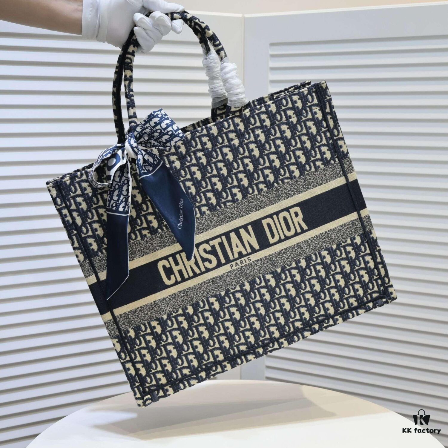 Large Size 🔥 Embroidered Edge Dior New Arrival Boutique Shopping Bag! Boutique Synchronized Update! Limited Edition Celebrity Style! Extremely Stylish! Imported Fabric 👍 High-End Quality! Indistinguishable from Boutique Purchases! Extra-Large Capacity, Perfect for Outings 👍