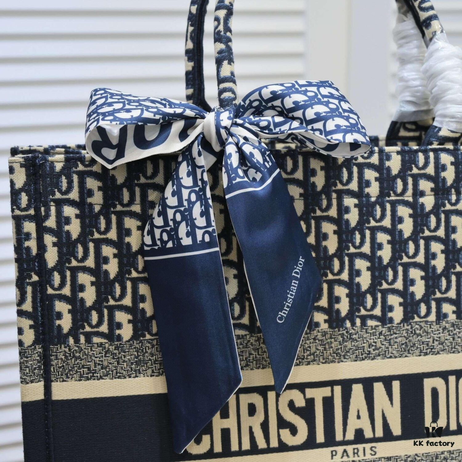 Large Size 🔥 Embroidered Edge Dior New Arrival Boutique Shopping Bag! Boutique Synchronized Update! Limited Edition Celebrity Style! Extremely Stylish! Imported Fabric 👍 High-End Quality! Indistinguishable from Boutique Purchases! Extra-Large Capacity, Perfect for Outings 👍