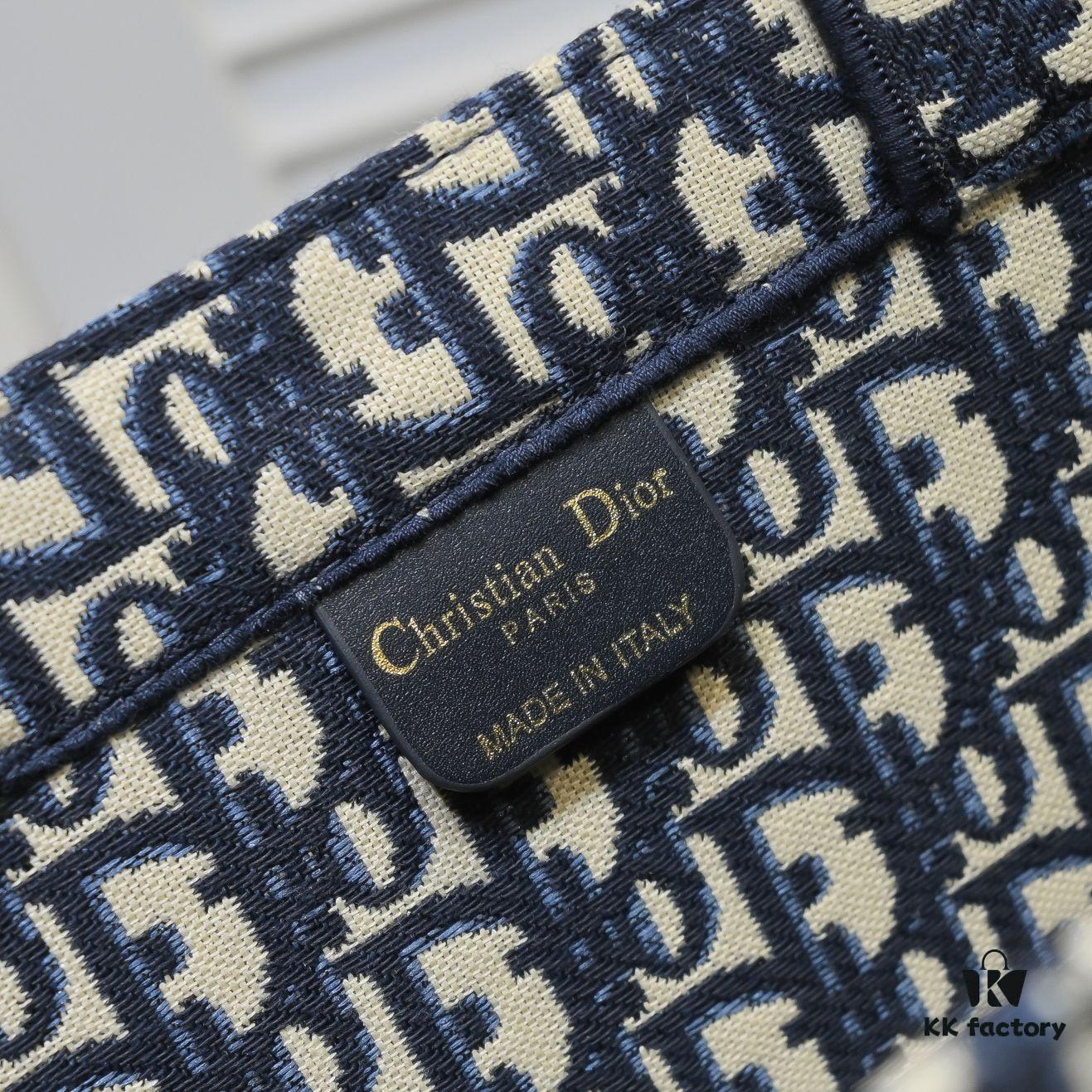 Large Size 🔥 Embroidered Edge Dior New Arrival Boutique Shopping Bag! Boutique Synchronized Update! Limited Edition Celebrity Style! Extremely Stylish! Imported Fabric 👍 High-End Quality! Indistinguishable from Boutique Purchases! Extra-Large Capacity, Perfect for Outings 👍