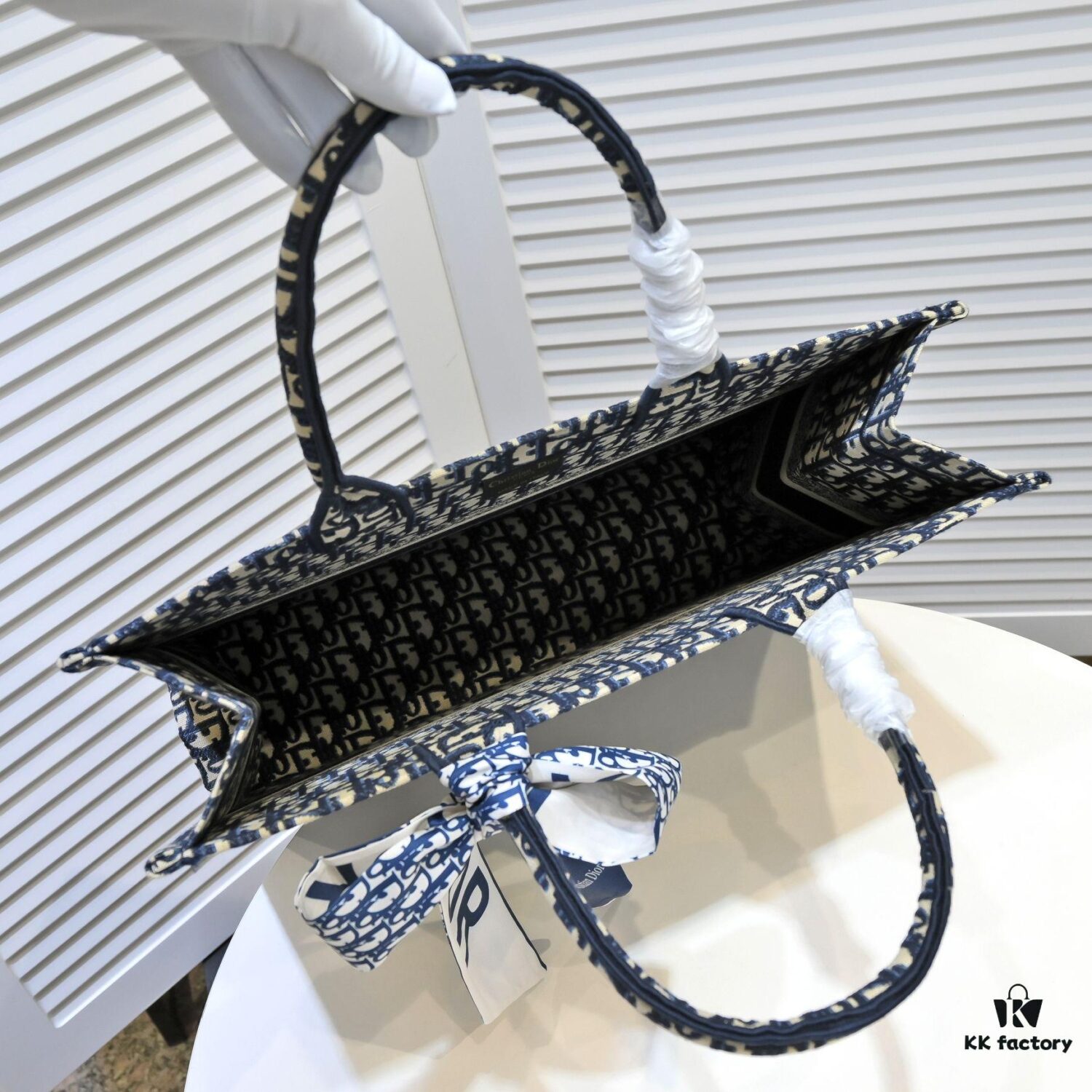 Large Size 🔥 Embroidered Edge Dior New Arrival Boutique Shopping Bag! Boutique Synchronized Update! Limited Edition Celebrity Style! Extremely Stylish! Imported Fabric 👍 High-End Quality! Indistinguishable from Boutique Purchases! Extra-Large Capacity, Perfect for Outings 👍