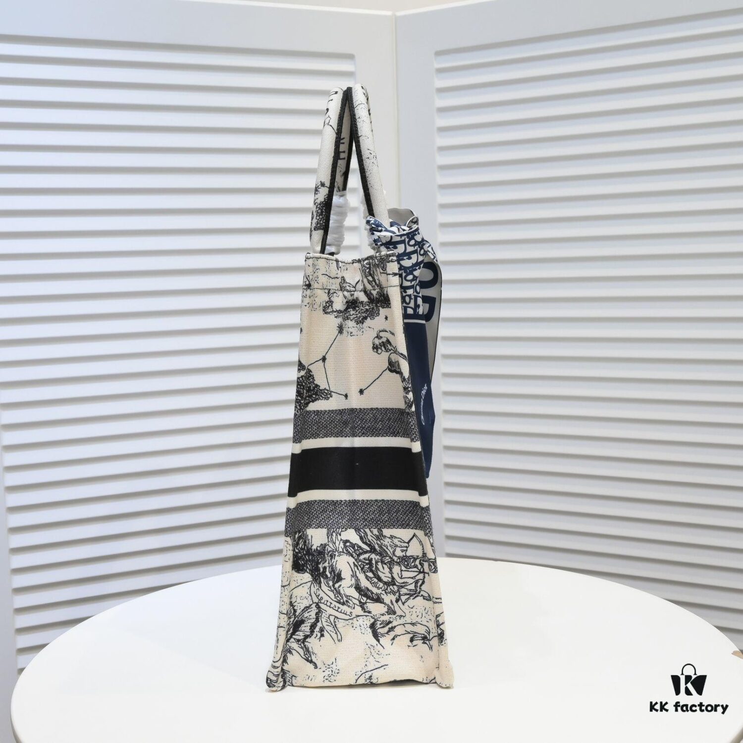 Large Size with Scarf 🔥 Embroidered Edge ➔ Dior New Arrival Boutique Shopping Bag! Synchronized with Boutique Release! Limited Edition Worn by Celebrities! Extremely Stylish! Imported Fabric 👍 High-End Quality! Indistinguishable from Genuine When Used in Boutiques! Extra-Large Capacity, Ideal for Outings 👍