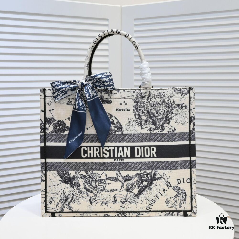 Large Size with Scarf 🔥 Embroidered Edge ➔ Dior New Arrival Boutique Shopping Bag! Synchronized with Boutique Release! Limited Edition Worn by Celebrities! Extremely Stylish! Imported Fabric 👍 High-End Quality! Indistinguishable from Genuine When Used in Boutiques! Extra-Large Capacity, Ideal for Outings 👍