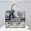 Large Size with Scarf 🔥 Embroidered Edge ➔ Dior New Arrival Boutique Shopping Bag! Synchronized with Boutique Release! Limited Edition Worn by Celebrities! Extremely Stylish! Imported Fabric 👍 High-End Quality! Indistinguishable from Genuine When Used in Boutiques! Extra-Large Capacity, Ideal for Outings 👍