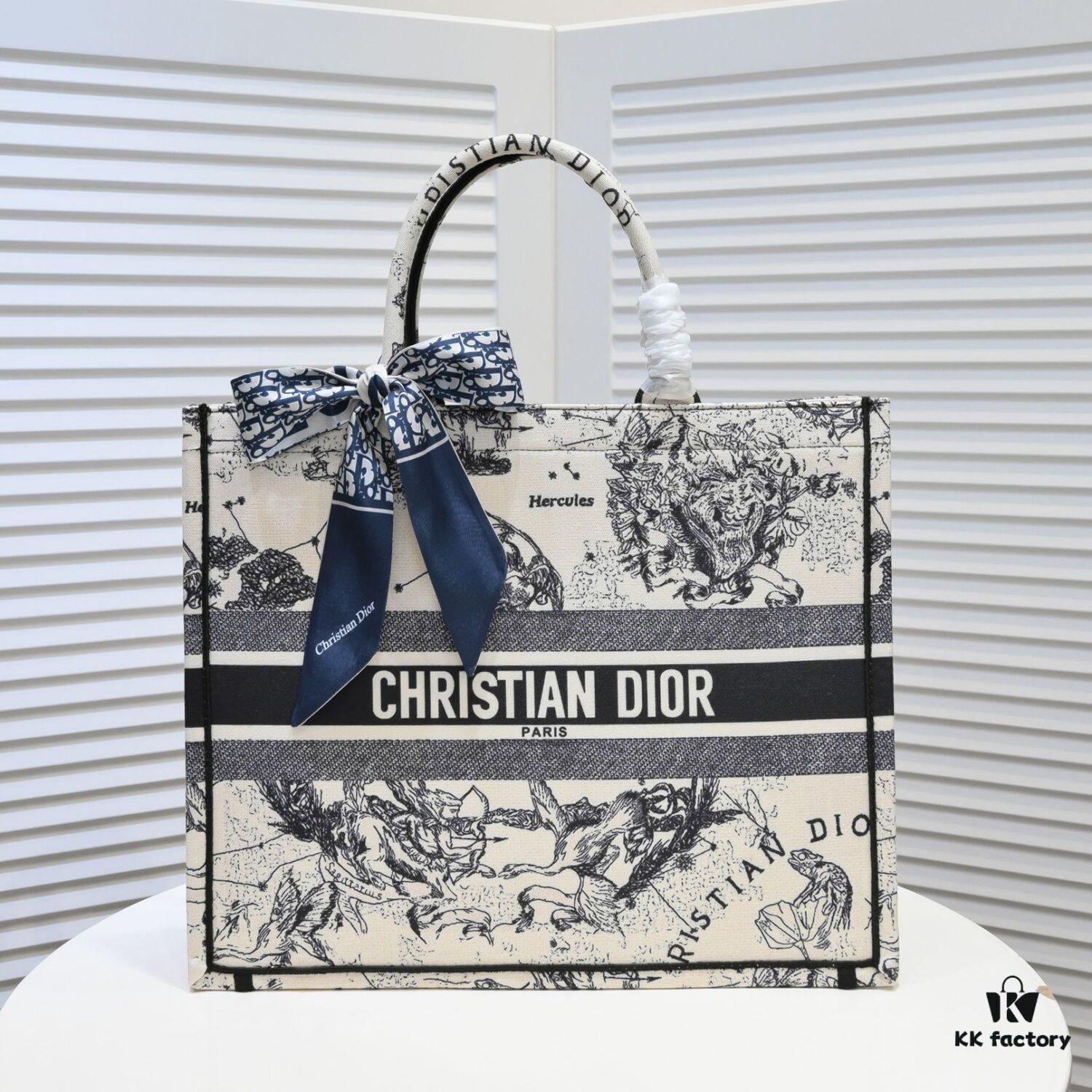 Large Size with Scarf 🔥 Embroidered Edge ➔ Dior New Arrival Boutique Shopping Bag! Synchronized with Boutique Release! Limited Edition Worn by Celebrities! Extremely Stylish! Imported Fabric 👍 High-End Quality! Indistinguishable from Genuine When Used in Boutiques! Extra-Large Capacity, Ideal for Outings 👍