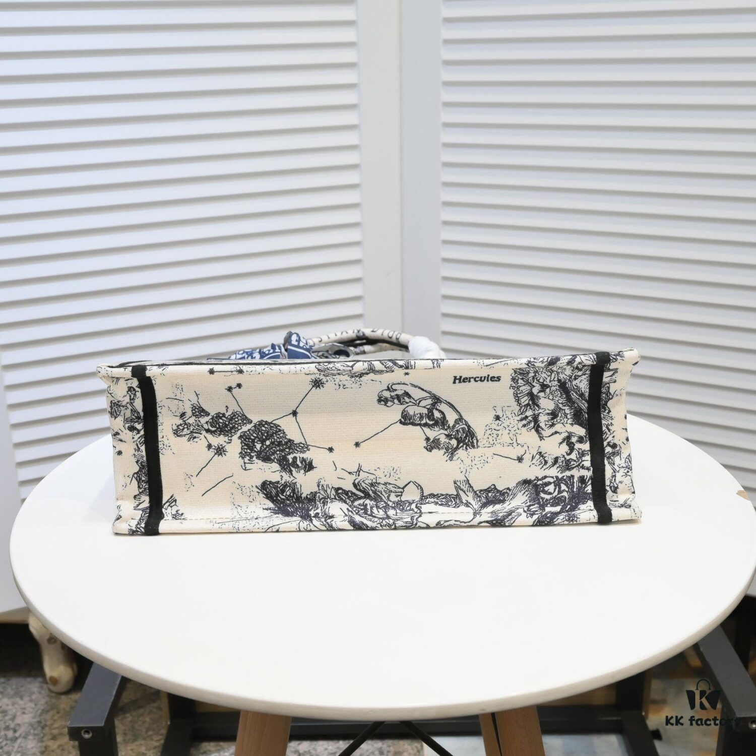 Large Size with Scarf 🔥 Embroidered Edge ➔ Dior New Arrival Boutique Shopping Bag! Synchronized with Boutique Release! Limited Edition Worn by Celebrities! Extremely Stylish! Imported Fabric 👍 High-End Quality! Indistinguishable from Genuine When Used in Boutiques! Extra-Large Capacity, Ideal for Outings 👍