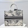 Large Size with Scarf 🔥 Embroidered Edge ➔ Dior New Arrival Boutique Shopping Bag! Synchronized with Boutique Release! Limited Edition Worn by Celebrities! Extremely Stylish! Imported Fabric 👍 High-End Quality! Indistinguishable from Genuine When Used in Boutiques! Extra-Large Capacity, Ideal for Outings 👍