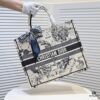 Large Size with Scarf 🔥 Embroidered Edge ➔ Dior New Arrival Boutique Shopping Bag! Synchronized with Boutique Release! Limited Edition Worn by Celebrities! Extremely Stylish! Imported Fabric 👍 High-End Quality! Indistinguishable from Genuine When Used in Boutiques! Extra-Large Capacity, Ideal for Outings 👍