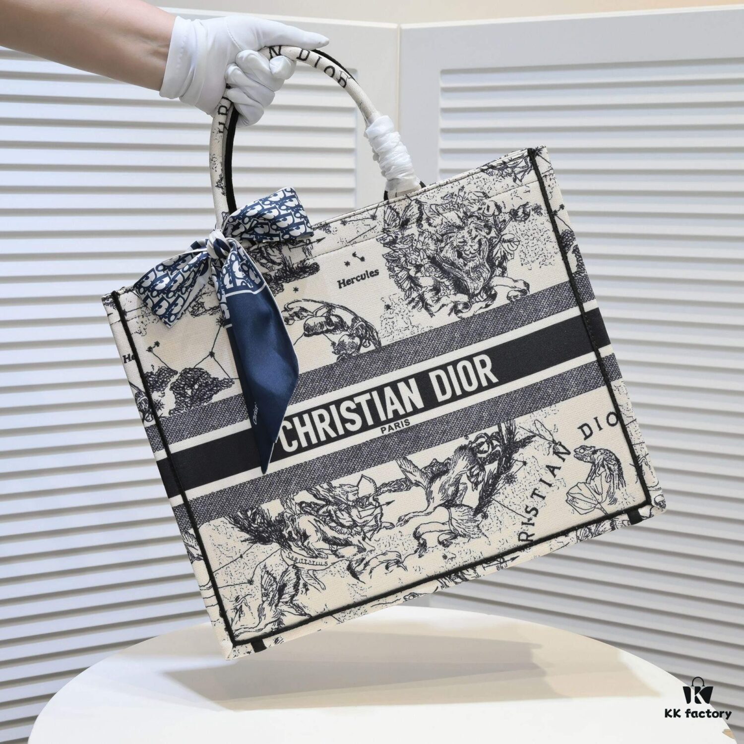 Large Size with Scarf 🔥 Embroidered Edge ➔ Dior New Arrival Boutique Shopping Bag! Synchronized with Boutique Release! Limited Edition Worn by Celebrities! Extremely Stylish! Imported Fabric 👍 High-End Quality! Indistinguishable from Genuine When Used in Boutiques! Extra-Large Capacity, Ideal for Outings 👍