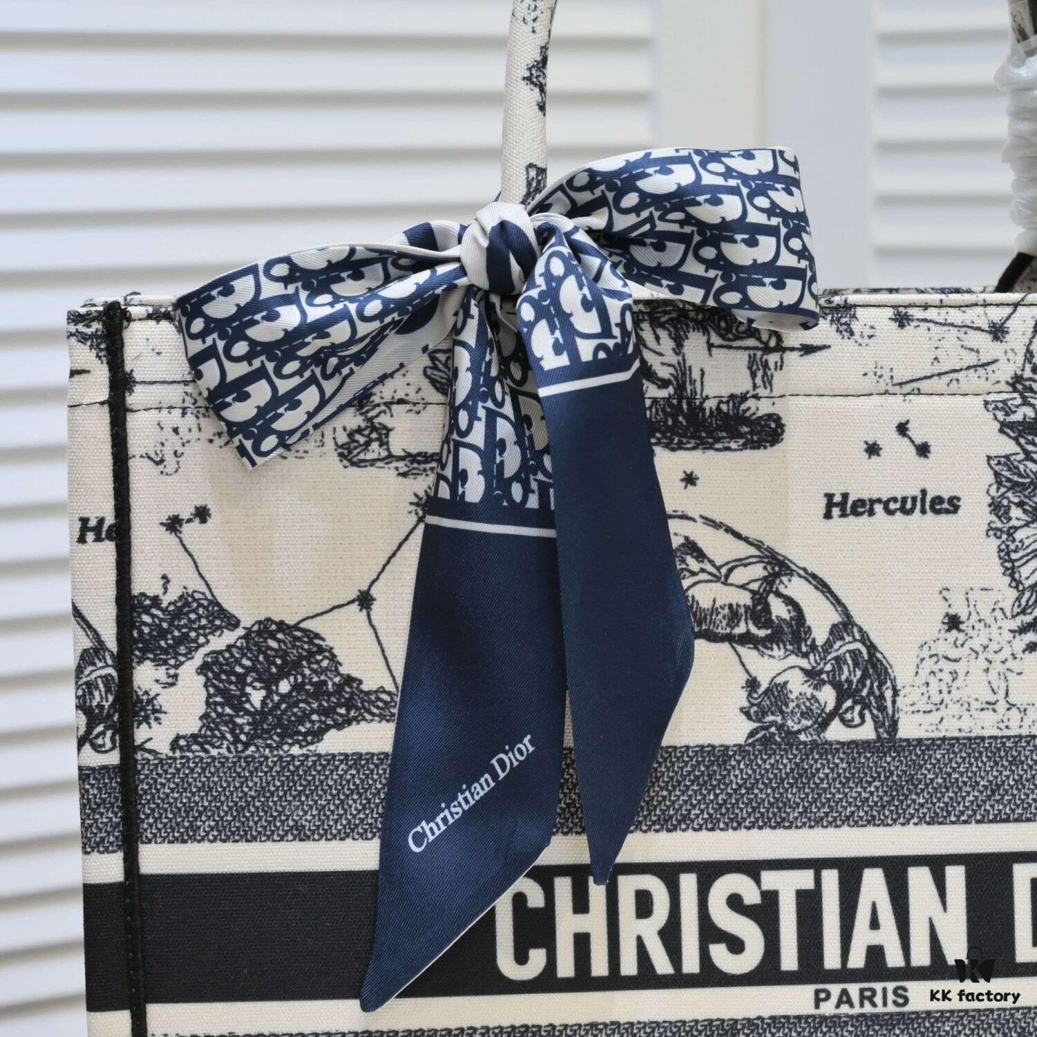 Large Size with Scarf 🔥 Embroidered Edge ➔ Dior New Arrival Boutique Shopping Bag! Synchronized with Boutique Release! Limited Edition Worn by Celebrities! Extremely Stylish! Imported Fabric 👍 High-End Quality! Indistinguishable from Genuine When Used in Boutiques! Extra-Large Capacity, Ideal for Outings 👍