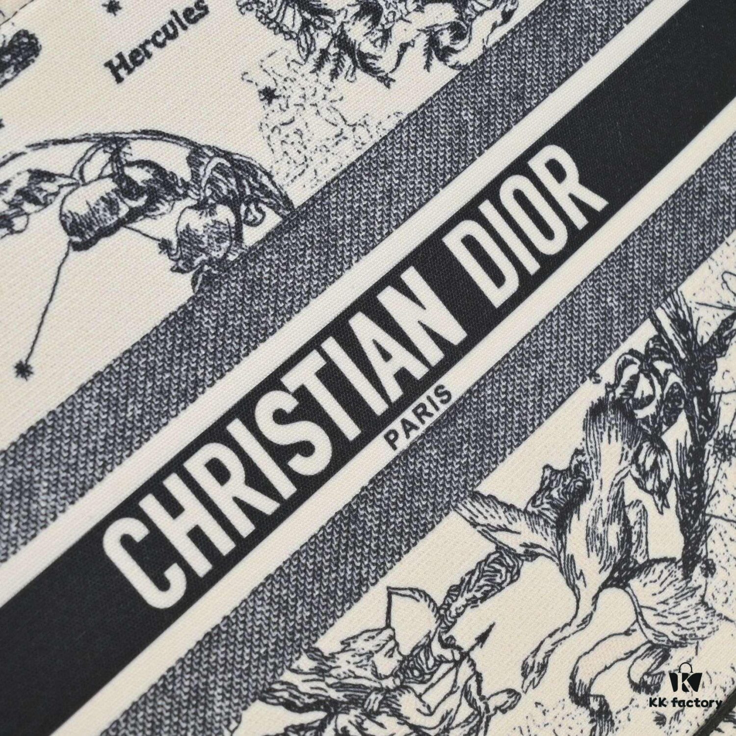 Large Size with Scarf 🔥 Embroidered Edge ➔ Dior New Arrival Boutique Shopping Bag! Synchronized with Boutique Release! Limited Edition Worn by Celebrities! Extremely Stylish! Imported Fabric 👍 High-End Quality! Indistinguishable from Genuine When Used in Boutiques! Extra-Large Capacity, Ideal for Outings 👍