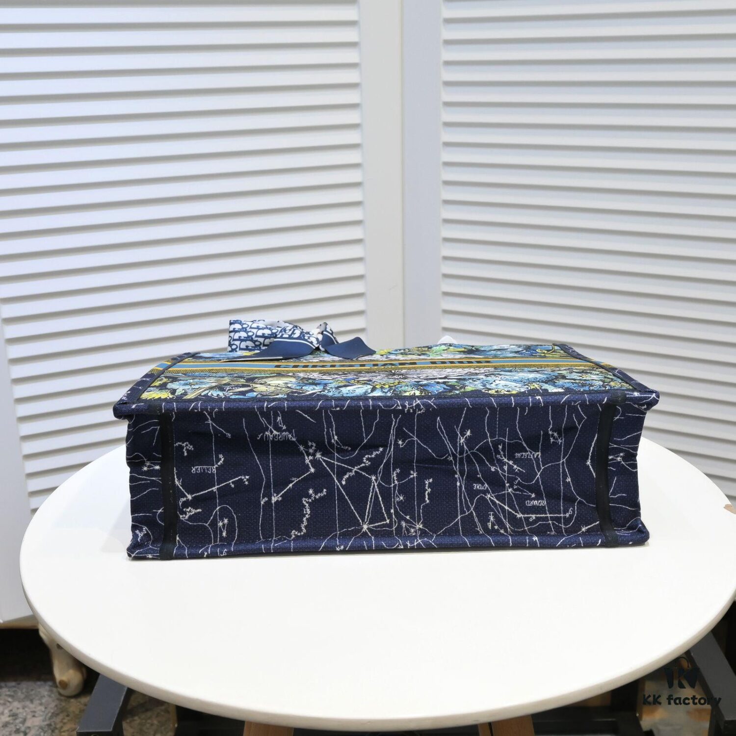 Large Size 🔥 Embroidered Edge Dior Shopping Tote with Scarf! Counter Version! Limited Edition Worn by Celebrities! Stylish and Elegant! Premium Imported Fabric, High-End Quality! Can Easily Pass as Authentic! Ideal for Outings with Extra-Large Capacity!