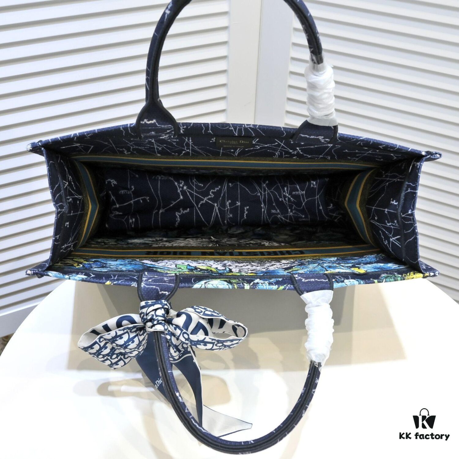 Large Size 🔥 Embroidered Edge Dior Shopping Tote with Scarf! Counter Version! Limited Edition Worn by Celebrities! Stylish and Elegant! Premium Imported Fabric, High-End Quality! Can Easily Pass as Authentic! Ideal for Outings with Extra-Large Capacity!
