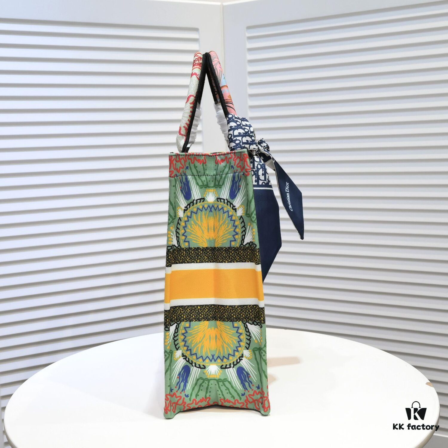 Large Size with Scarf 🔥 Embroidered Edging ➔ Dior New Arrival Boutique Shopping Tote! Synchronized with Boutique Release! Limited Edition Worn by Celebrities! Extremely Stylish! Premium Imported Fabric 👍 High-End Quality! Indistinguishable from Genuine When Used in Boutiques! Extra-Large Capacity, Perfect for Outings 👍