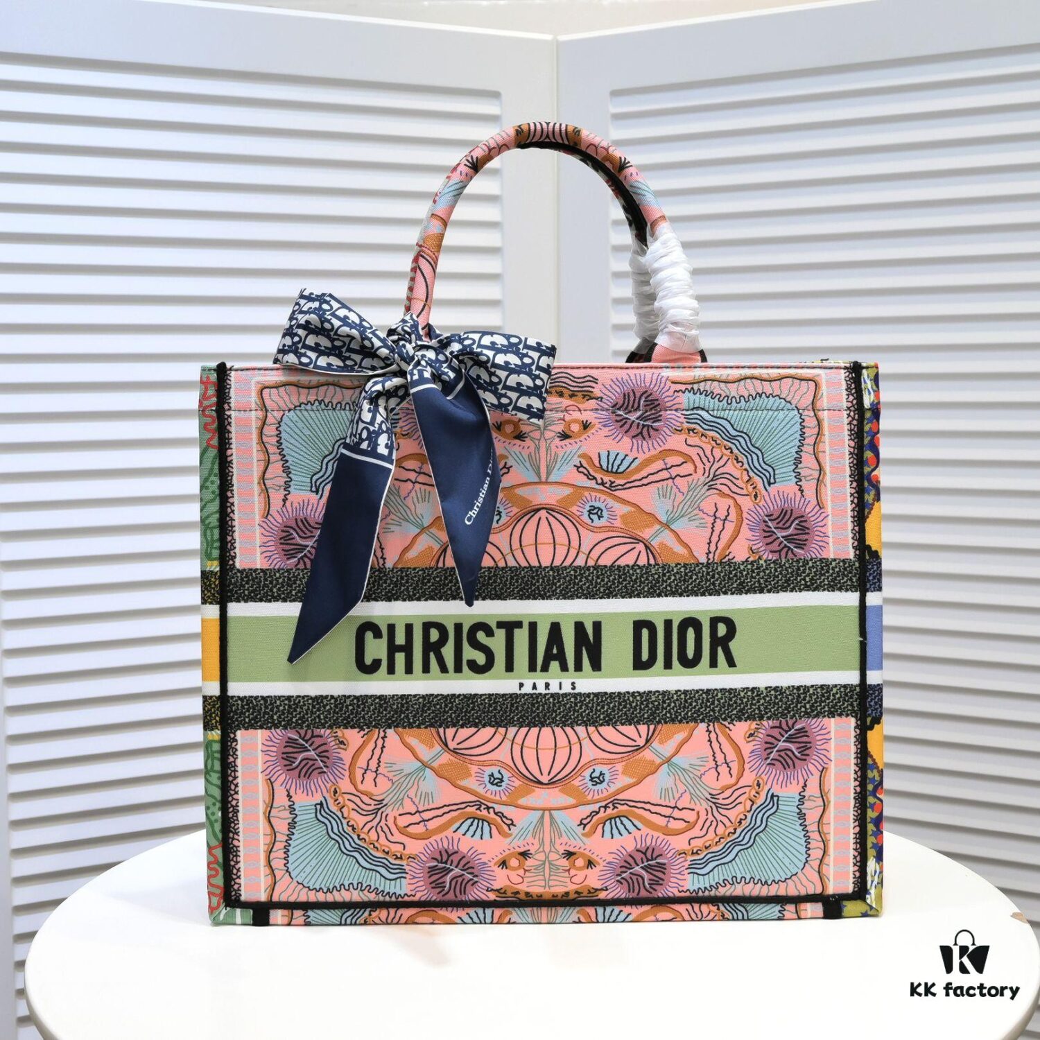 Large Size with Scarf 🔥 Embroidered Edging ➔ Dior New Arrival Boutique Shopping Tote! Synchronized with Boutique Release! Limited Edition Worn by Celebrities! Extremely Stylish! Premium Imported Fabric 👍 High-End Quality! Indistinguishable from Genuine When Used in Boutiques! Extra-Large Capacity, Perfect for Outings 👍