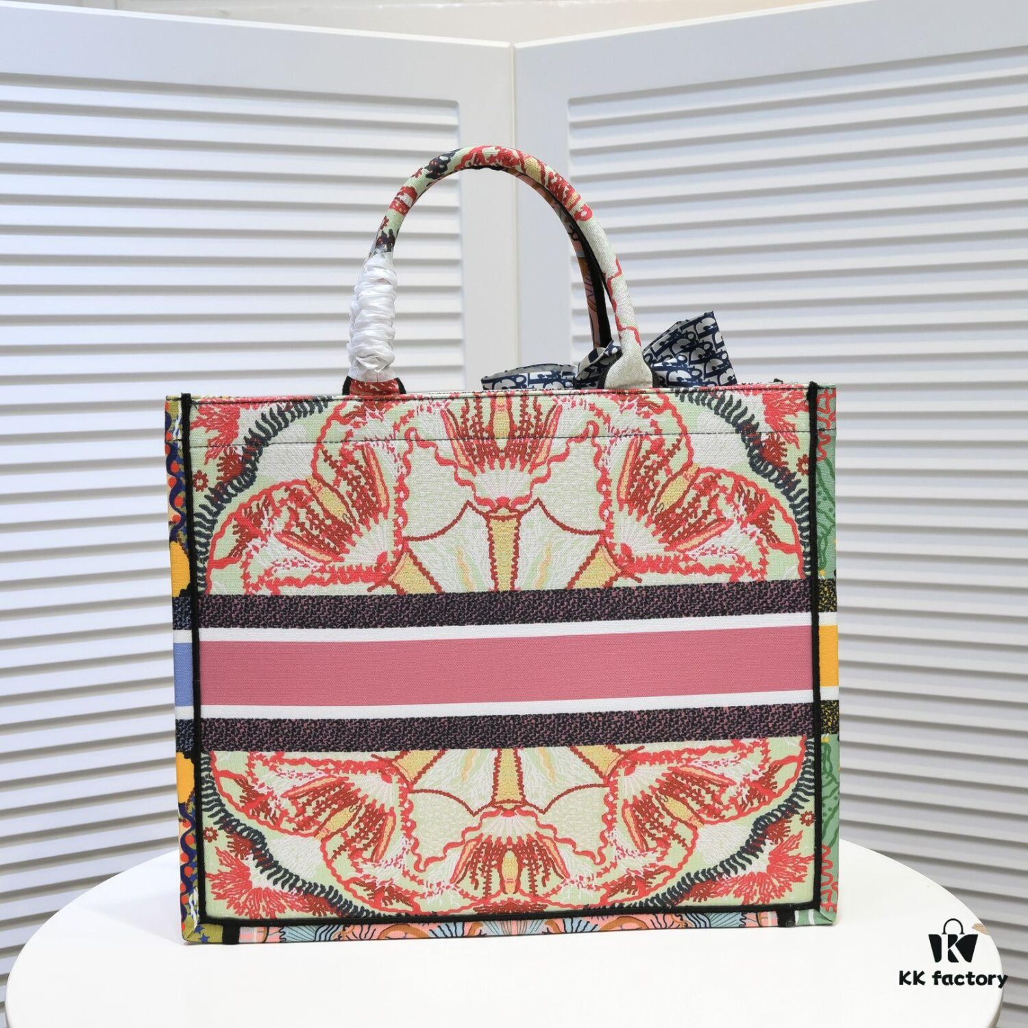 Large Size with Scarf 🔥 Embroidered Edging ➔ Dior New Arrival Boutique Shopping Tote! Synchronized with Boutique Release! Limited Edition Worn by Celebrities! Extremely Stylish! Premium Imported Fabric 👍 High-End Quality! Indistinguishable from Genuine When Used in Boutiques! Extra-Large Capacity, Perfect for Outings 👍