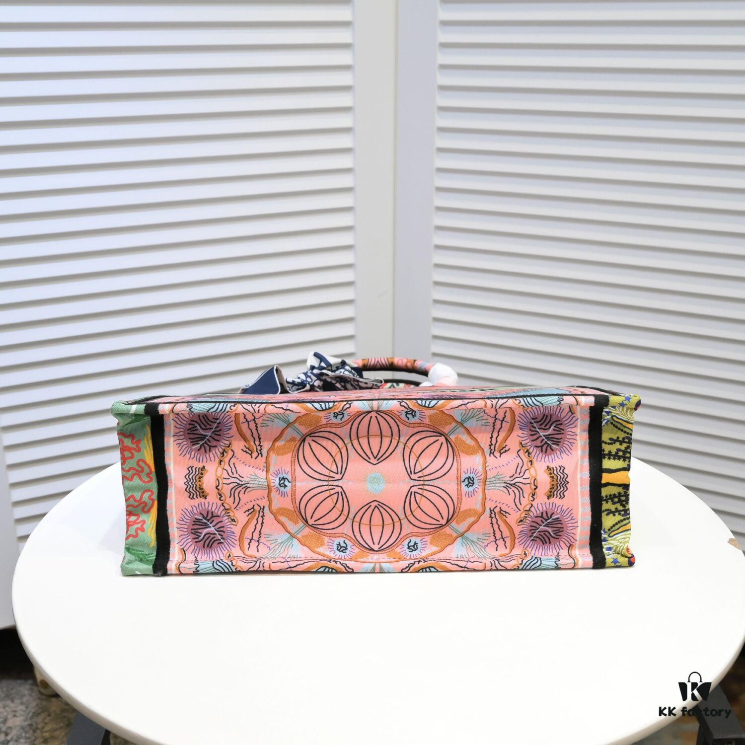 Large Size with Scarf 🔥 Embroidered Edging ➔ Dior New Arrival Boutique Shopping Tote! Synchronized with Boutique Release! Limited Edition Worn by Celebrities! Extremely Stylish! Premium Imported Fabric 👍 High-End Quality! Indistinguishable from Genuine When Used in Boutiques! Extra-Large Capacity, Perfect for Outings 👍