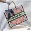 Large Size with Scarf 🔥 Embroidered Edging ➔ Dior New Arrival Boutique Shopping Tote! Synchronized with Boutique Release! Limited Edition Worn by Celebrities! Extremely Stylish! Premium Imported Fabric 👍 High-End Quality! Indistinguishable from Genuine When Used in Boutiques! Extra-Large Capacity, Perfect for Outings 👍