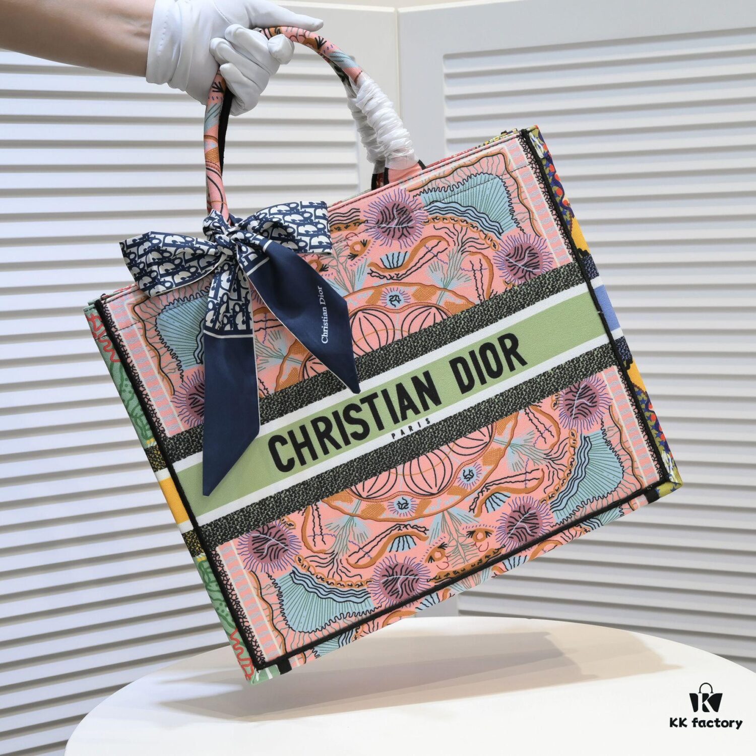 Large Size with Scarf 🔥 Embroidered Edging ➔ Dior New Arrival Boutique Shopping Tote! Synchronized with Boutique Release! Limited Edition Worn by Celebrities! Extremely Stylish! Premium Imported Fabric 👍 High-End Quality! Indistinguishable from Genuine When Used in Boutiques! Extra-Large Capacity, Perfect for Outings 👍