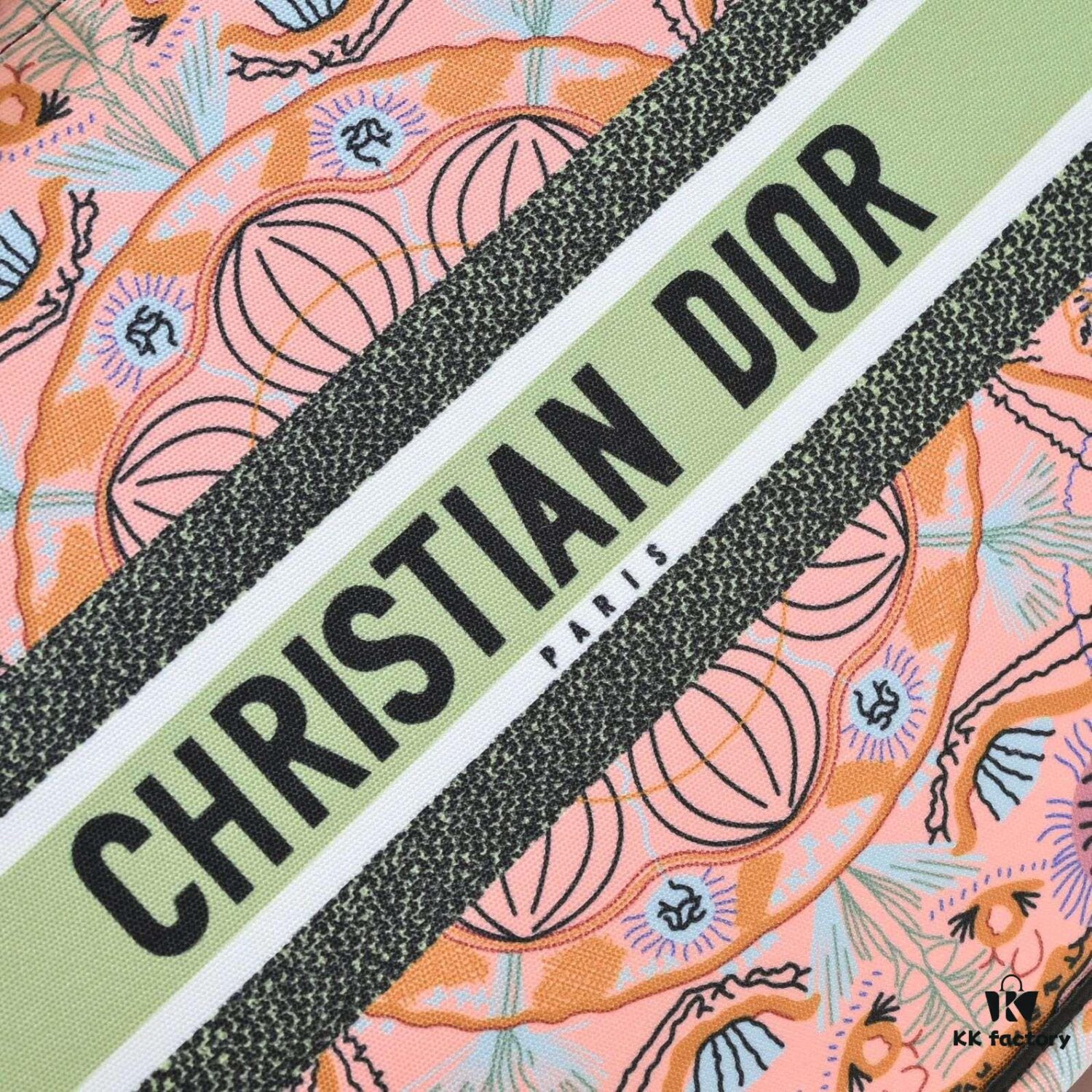 Large Size with Scarf 🔥 Embroidered Edging ➔ Dior New Arrival Boutique Shopping Tote! Synchronized with Boutique Release! Limited Edition Worn by Celebrities! Extremely Stylish! Premium Imported Fabric 👍 High-End Quality! Indistinguishable from Genuine When Used in Boutiques! Extra-Large Capacity, Perfect for Outings 👍