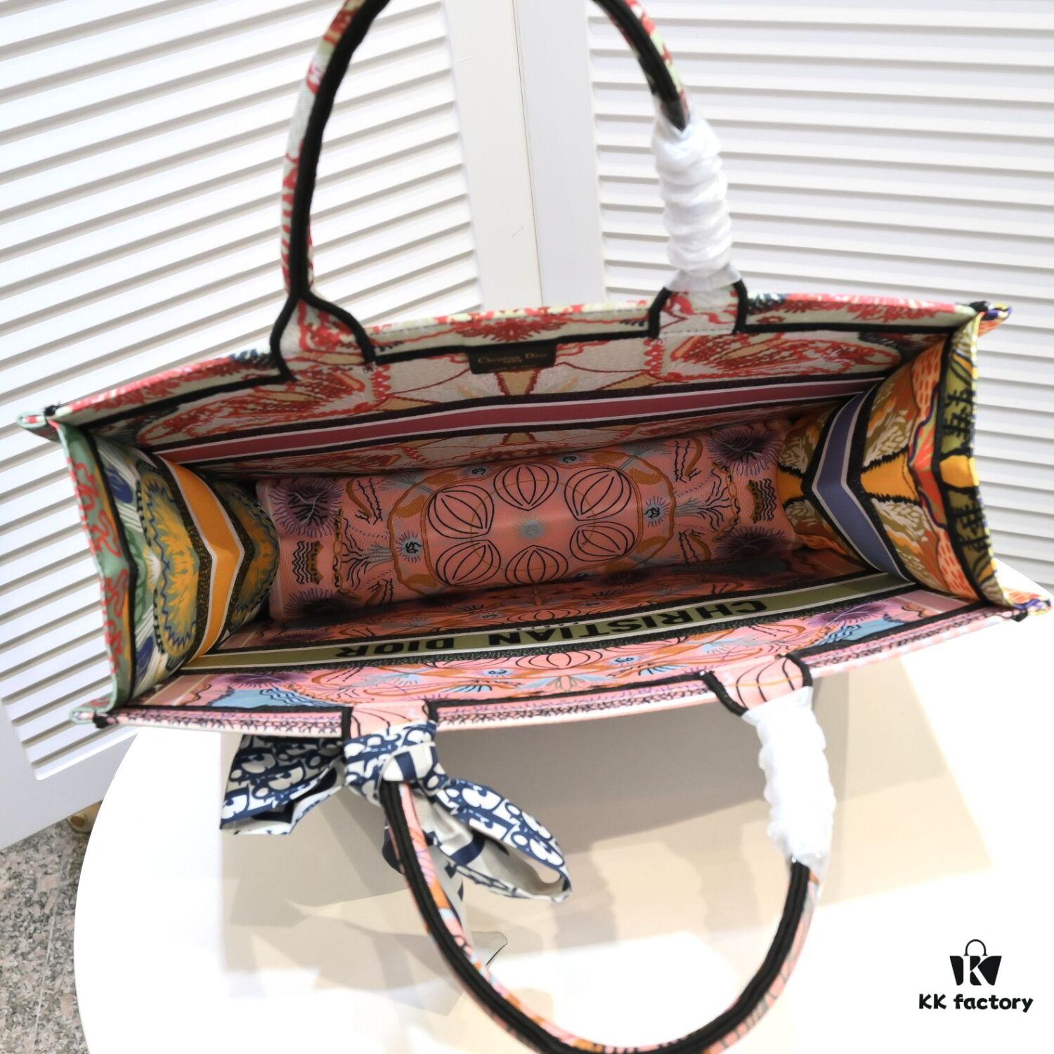 Large Size with Scarf 🔥 Embroidered Edging ➔ Dior New Arrival Boutique Shopping Tote! Synchronized with Boutique Release! Limited Edition Worn by Celebrities! Extremely Stylish! Premium Imported Fabric 👍 High-End Quality! Indistinguishable from Genuine When Used in Boutiques! Extra-Large Capacity, Perfect for Outings 👍