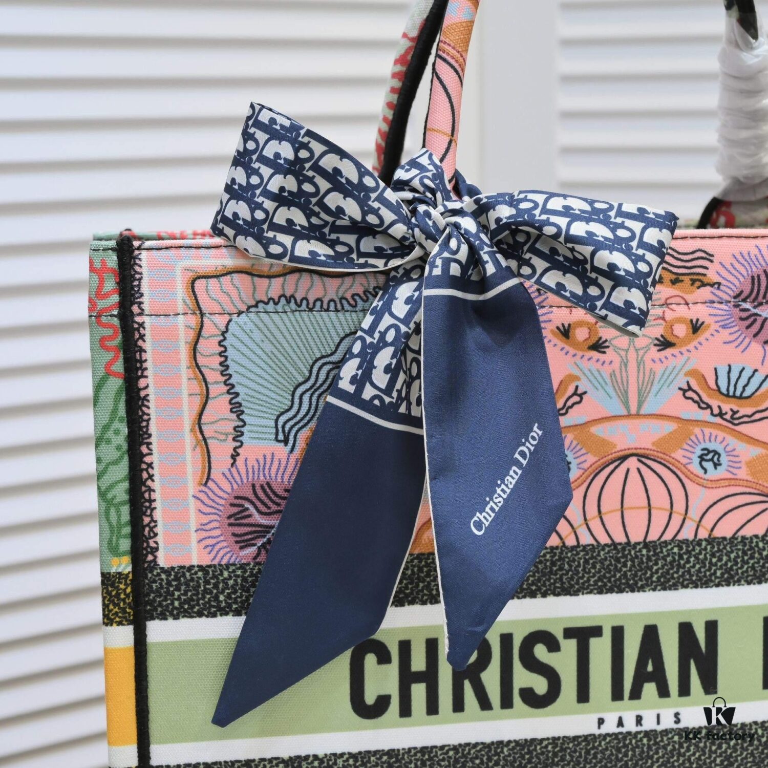 Large Size with Scarf 🔥 Embroidered Edging ➔ Dior New Arrival Boutique Shopping Tote! Synchronized with Boutique Release! Limited Edition Worn by Celebrities! Extremely Stylish! Premium Imported Fabric 👍 High-End Quality! Indistinguishable from Genuine When Used in Boutiques! Extra-Large Capacity, Perfect for Outings 👍