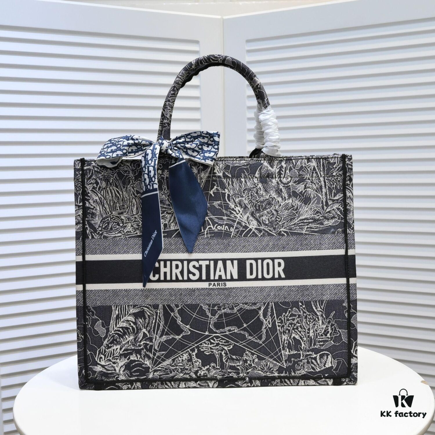 Large Size with Silk Scarf 🔥 Embroidered Edging ➔ Dior New Arrival Boutique Shopping Bag! Synchronized with Boutique Release! Limited Edition Worn by Celebrities! Extremely Stylish!