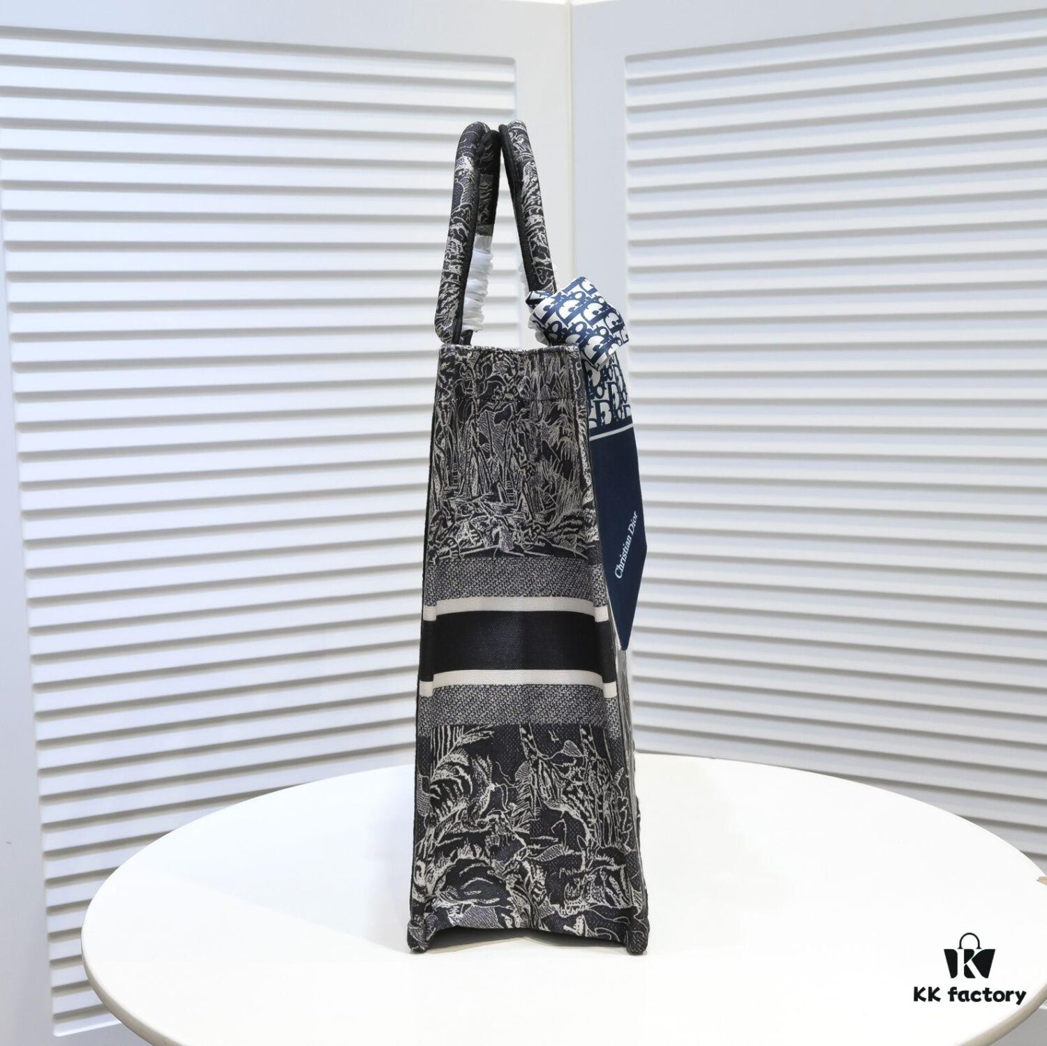 Large Size with Silk Scarf 🔥 Embroidered Edging ➔ Dior New Arrival Boutique Shopping Bag! Synchronized with Boutique Release! Limited Edition Worn by Celebrities! Extremely Stylish!