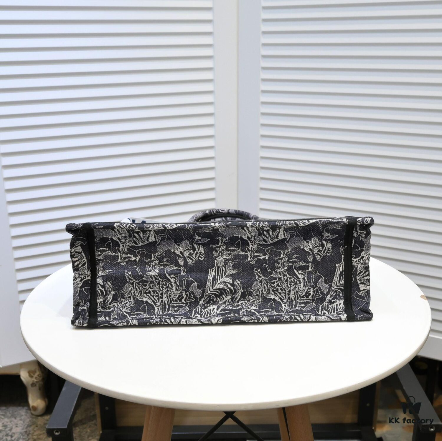 Large Size with Silk Scarf 🔥 Embroidered Edging ➔ Dior New Arrival Boutique Shopping Bag! Synchronized with Boutique Release! Limited Edition Worn by Celebrities! Extremely Stylish!