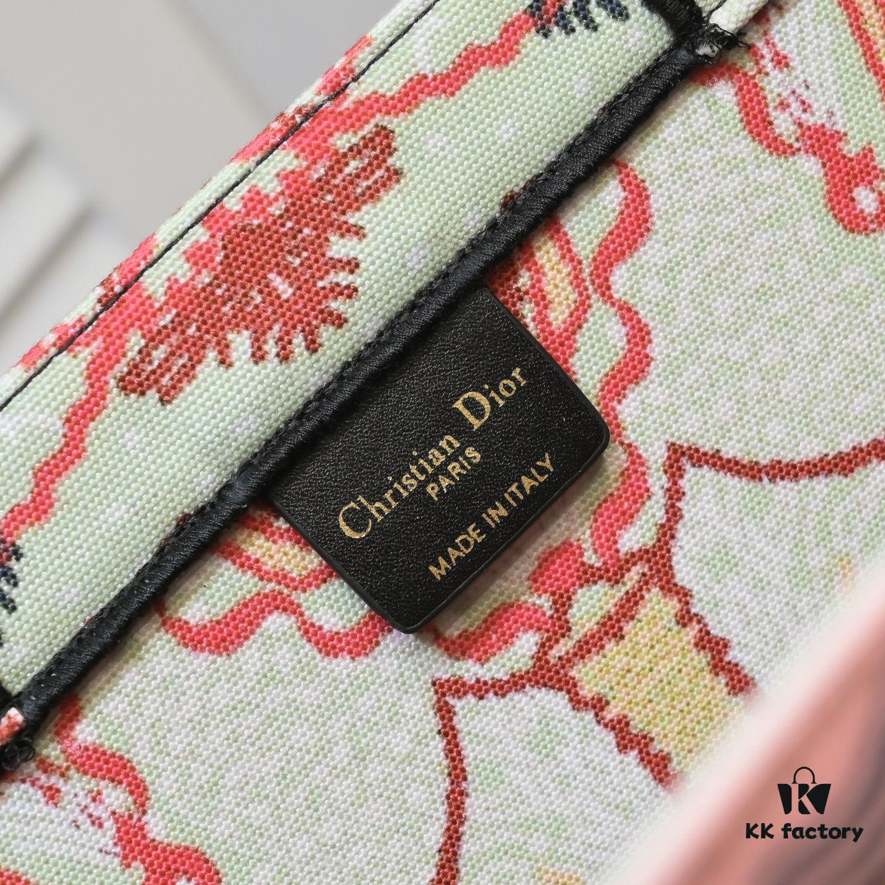 Large Size with Scarf 🔥 Embroidered Edging ➔ Dior New Arrival Boutique Shopping Tote! Synchronized with Boutique Release! Limited Edition Worn by Celebrities! Extremely Stylish! Premium Imported Fabric 👍 High-End Quality! Indistinguishable from Genuine When Used in Boutiques! Extra-Large Capacity, Perfect for Outings 👍