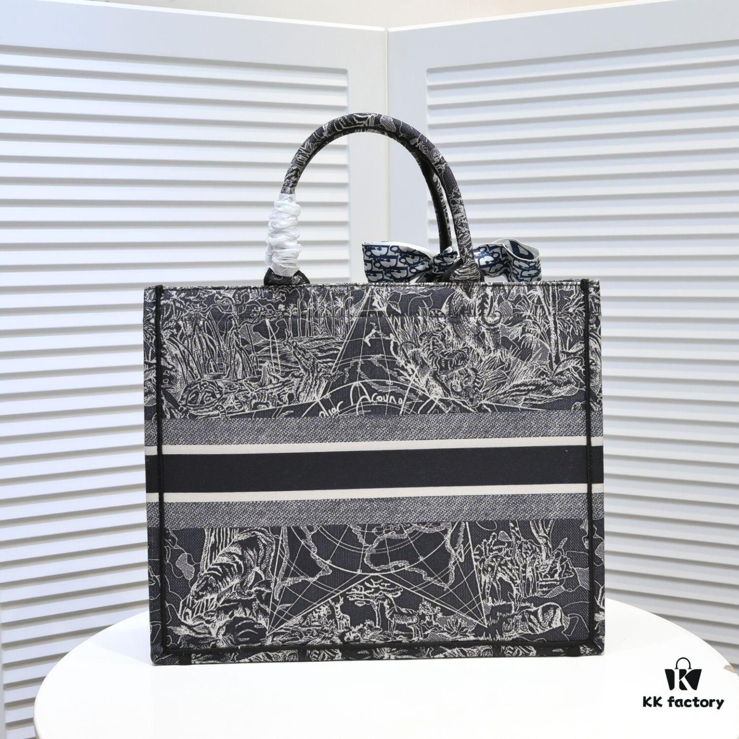Large Size with Silk Scarf 🔥 Embroidered Edging ➔ Dior New Arrival Boutique Shopping Bag! Synchronized with Boutique Release! Limited Edition Worn by Celebrities! Extremely Stylish!