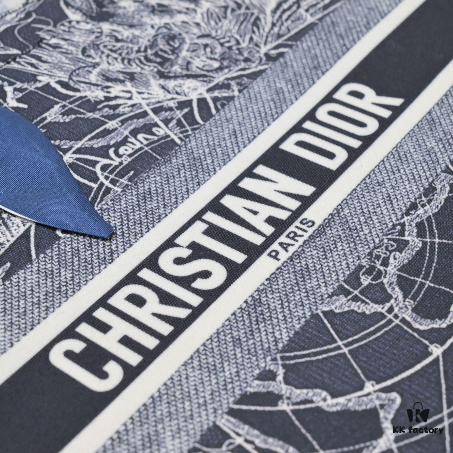 Large Size with Silk Scarf 🔥 Embroidered Edging ➔ Dior New Arrival Boutique Shopping Bag! Synchronized with Boutique Release! Limited Edition Worn by Celebrities! Extremely Stylish!