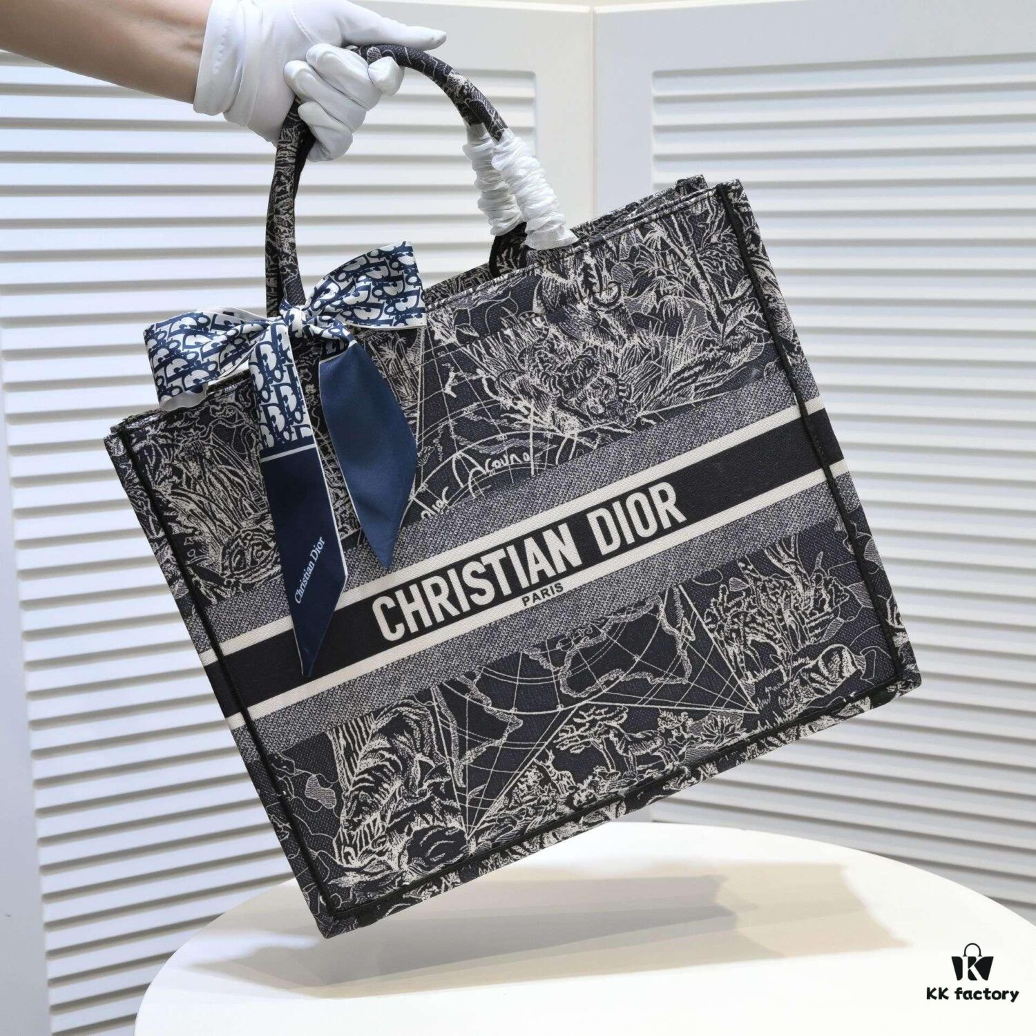 Large Size with Silk Scarf 🔥 Embroidered Edging ➔ Dior New Arrival Boutique Shopping Bag! Synchronized with Boutique Release! Limited Edition Worn by Celebrities! Extremely Stylish!
