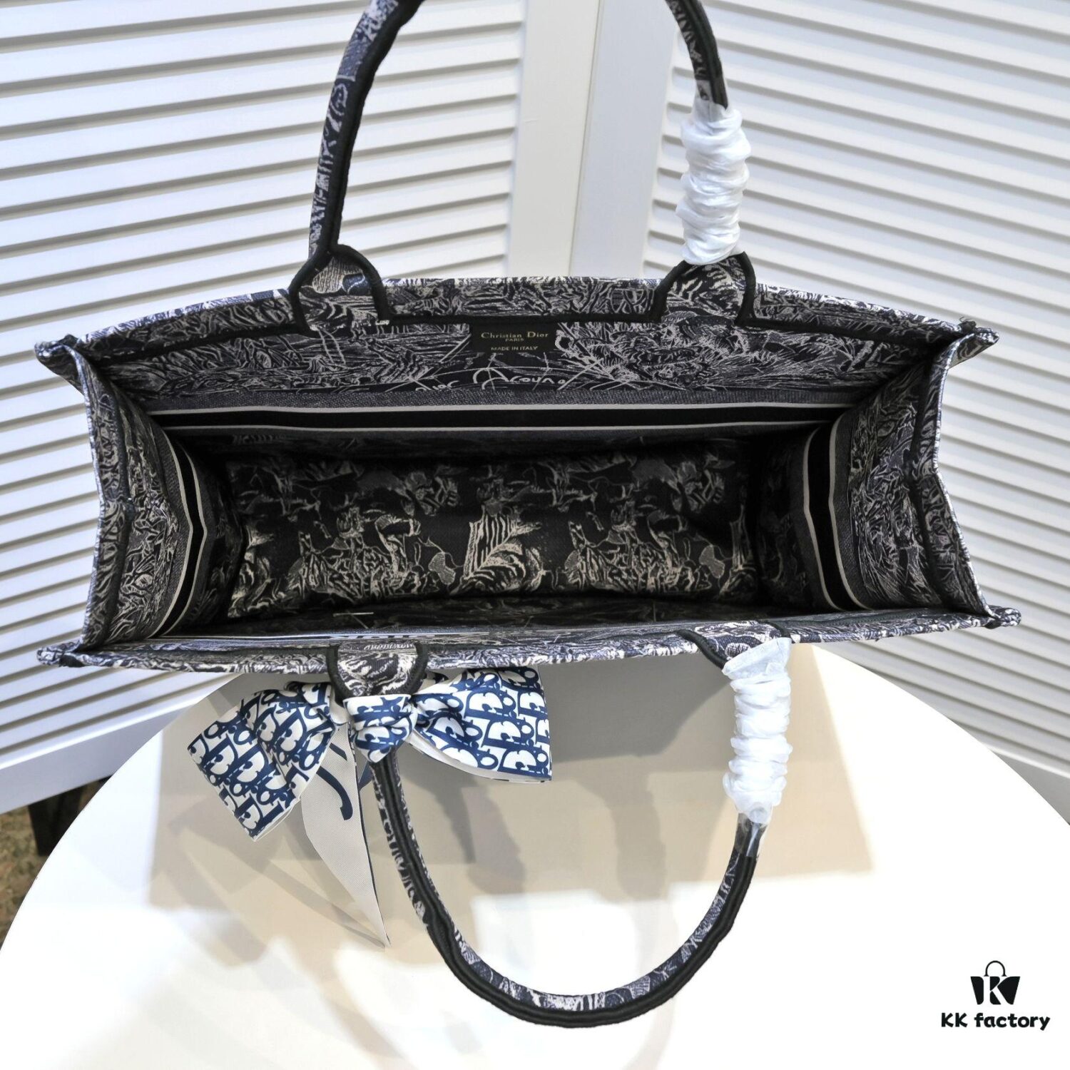 Large Size with Silk Scarf 🔥 Embroidered Edging ➔ Dior New Arrival Boutique Shopping Bag! Synchronized with Boutique Release! Limited Edition Worn by Celebrities! Extremely Stylish!
