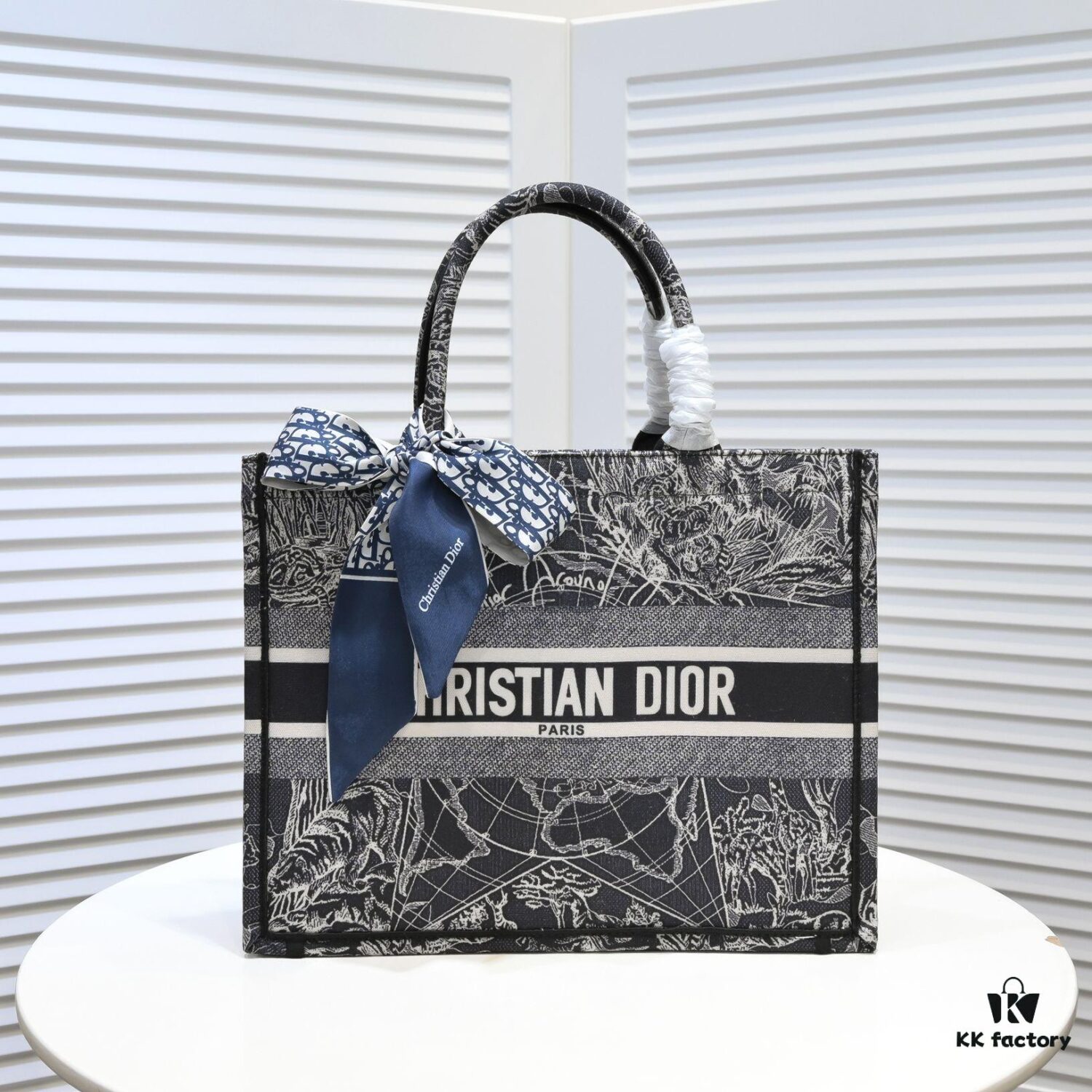 Dior Small Shopping Bag with Silk Scarf, Edged Design - New Arrival from Dior Counter, Limited Edition, Celebrity Style