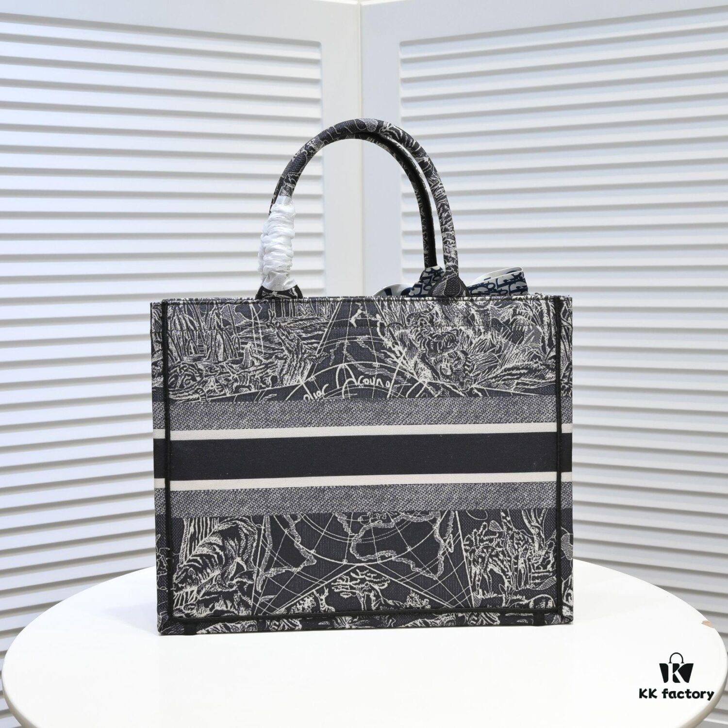 Dior Small Shopping Bag with Silk Scarf, Edged Design - New Arrival from Dior Counter, Limited Edition, Celebrity Style