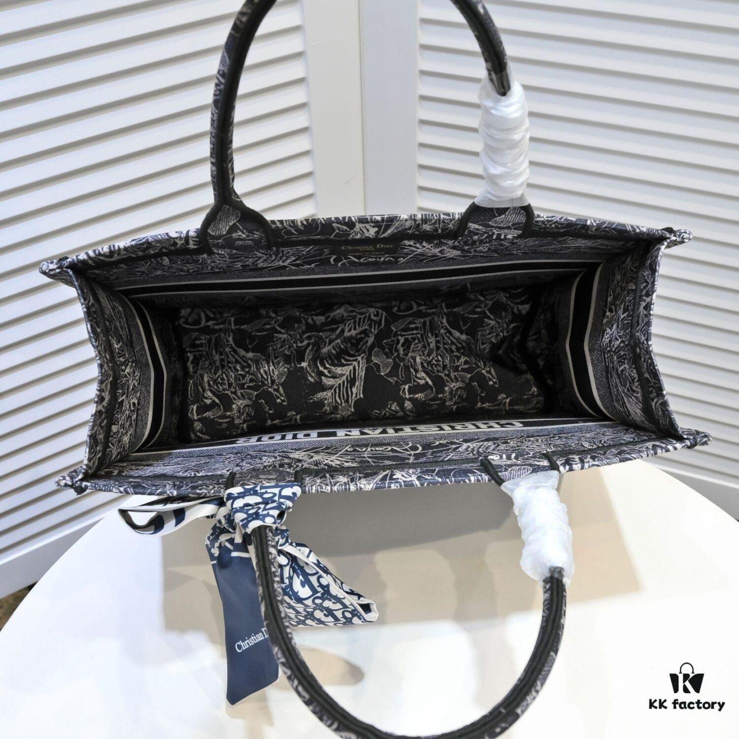 Dior Small Shopping Bag with Silk Scarf, Edged Design - New Arrival from Dior Counter, Limited Edition, Celebrity Style