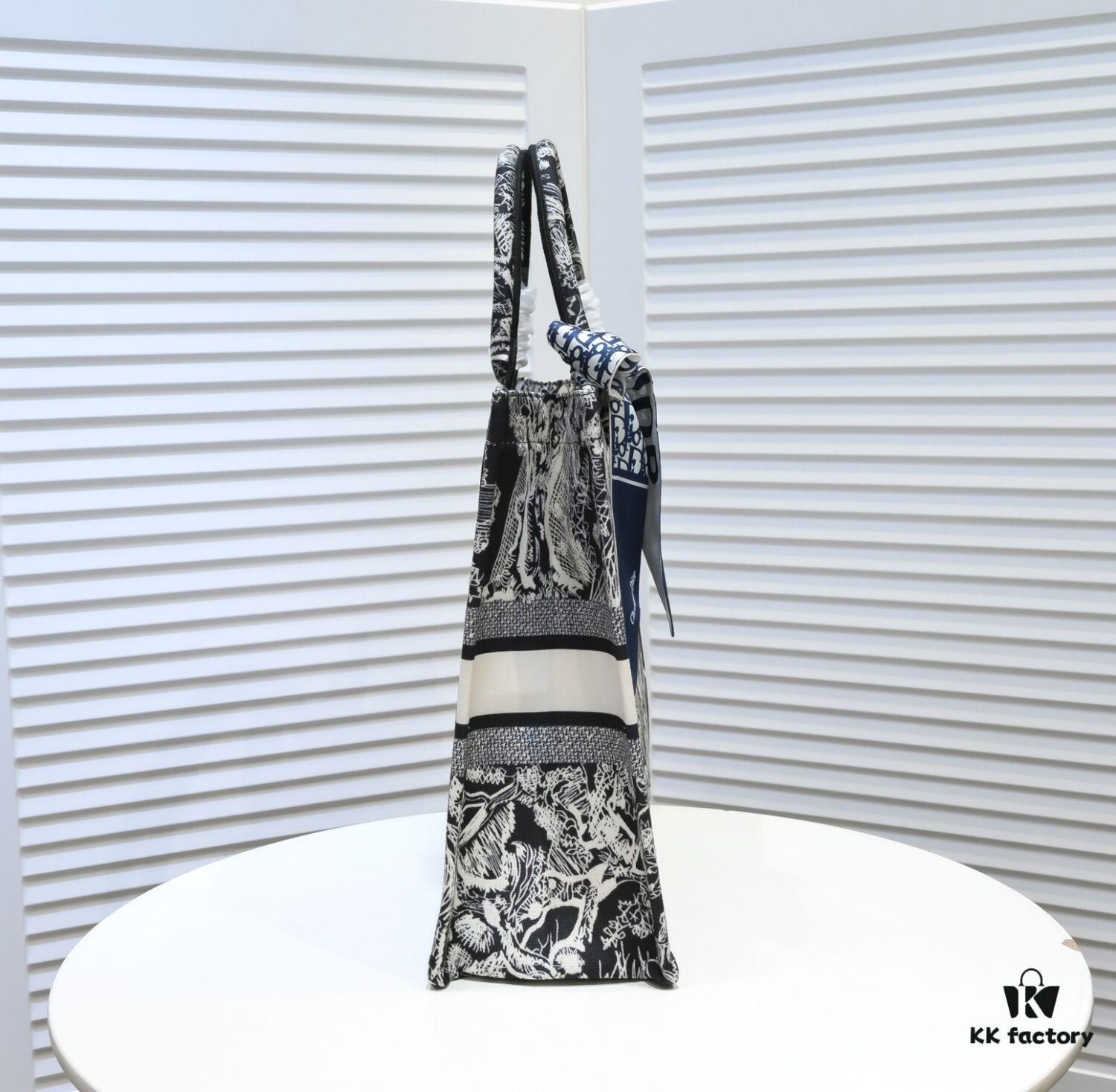 Large Size with Silk Scarf 🔥 Embroidered Edge Dior New Arrival Shopping Tote! Counter Synchronized Update! Limited Edition Worn by Celebrities! Extremely Stylish! Premium Imported Fabric, High-End Quality! Seamlessly Matches Authentic Counter Version! Extra-Large Capacity, Perfect for Outings!