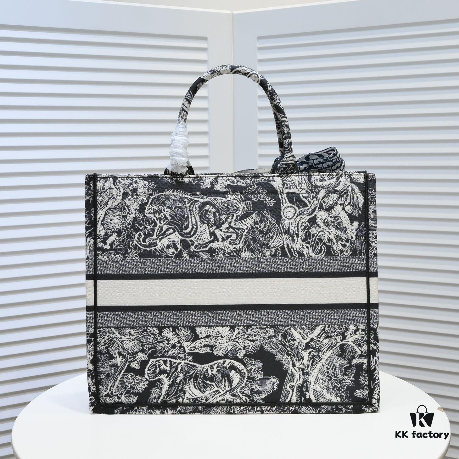 Large Size with Silk Scarf 🔥 Embroidered Edge Dior New Arrival Shopping Tote! Counter Synchronized Update! Limited Edition Worn by Celebrities! Extremely Stylish! Premium Imported Fabric, High-End Quality! Seamlessly Matches Authentic Counter Version! Extra-Large Capacity, Perfect for Outings!