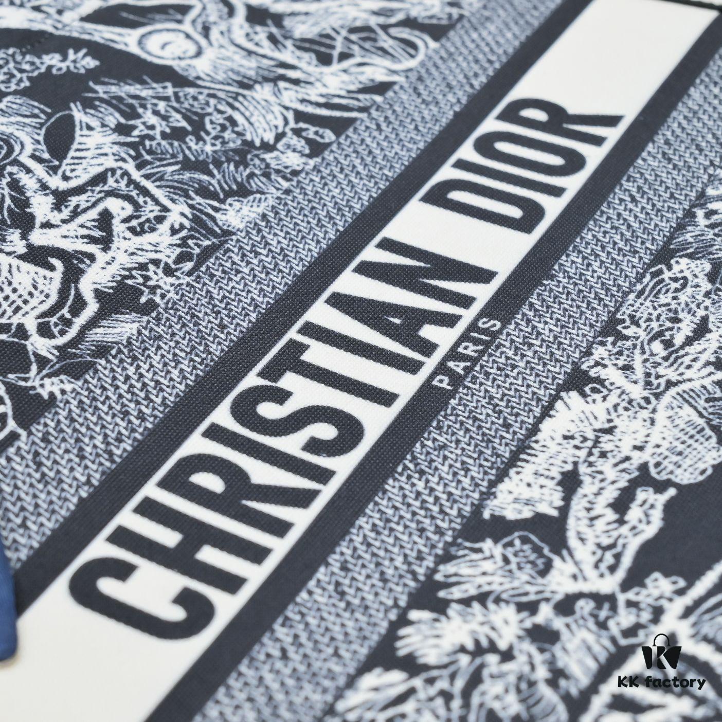 Large Size with Silk Scarf 🔥 Embroidered Edge Dior New Arrival Shopping Tote! Counter Synchronized Update! Limited Edition Worn by Celebrities! Extremely Stylish! Premium Imported Fabric, High-End Quality! Seamlessly Matches Authentic Counter Version! Extra-Large Capacity, Perfect for Outings!