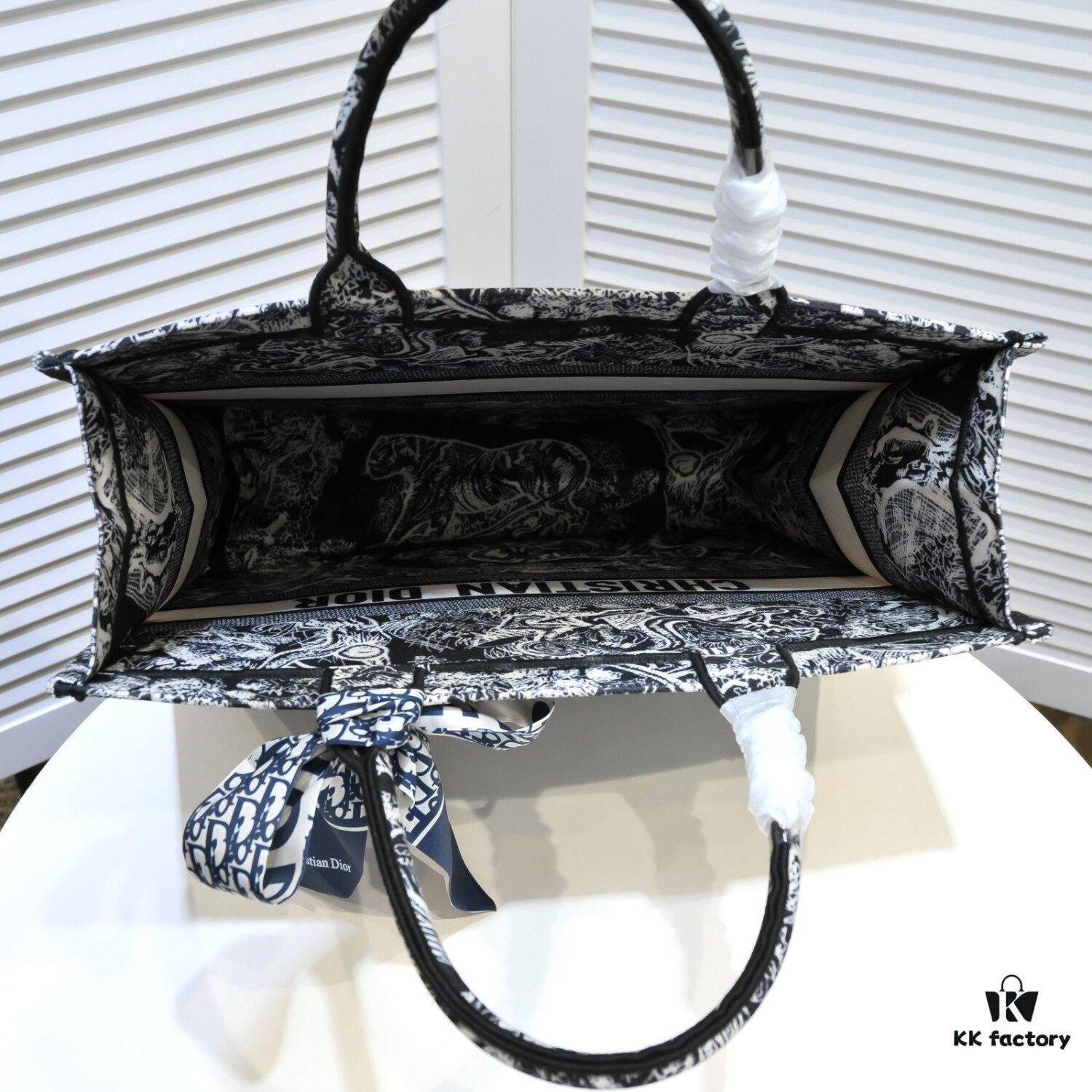 Large Size with Silk Scarf 🔥 Embroidered Edge Dior New Arrival Shopping Tote! Counter Synchronized Update! Limited Edition Worn by Celebrities! Extremely Stylish! Premium Imported Fabric, High-End Quality! Seamlessly Matches Authentic Counter Version! Extra-Large Capacity, Perfect for Outings!