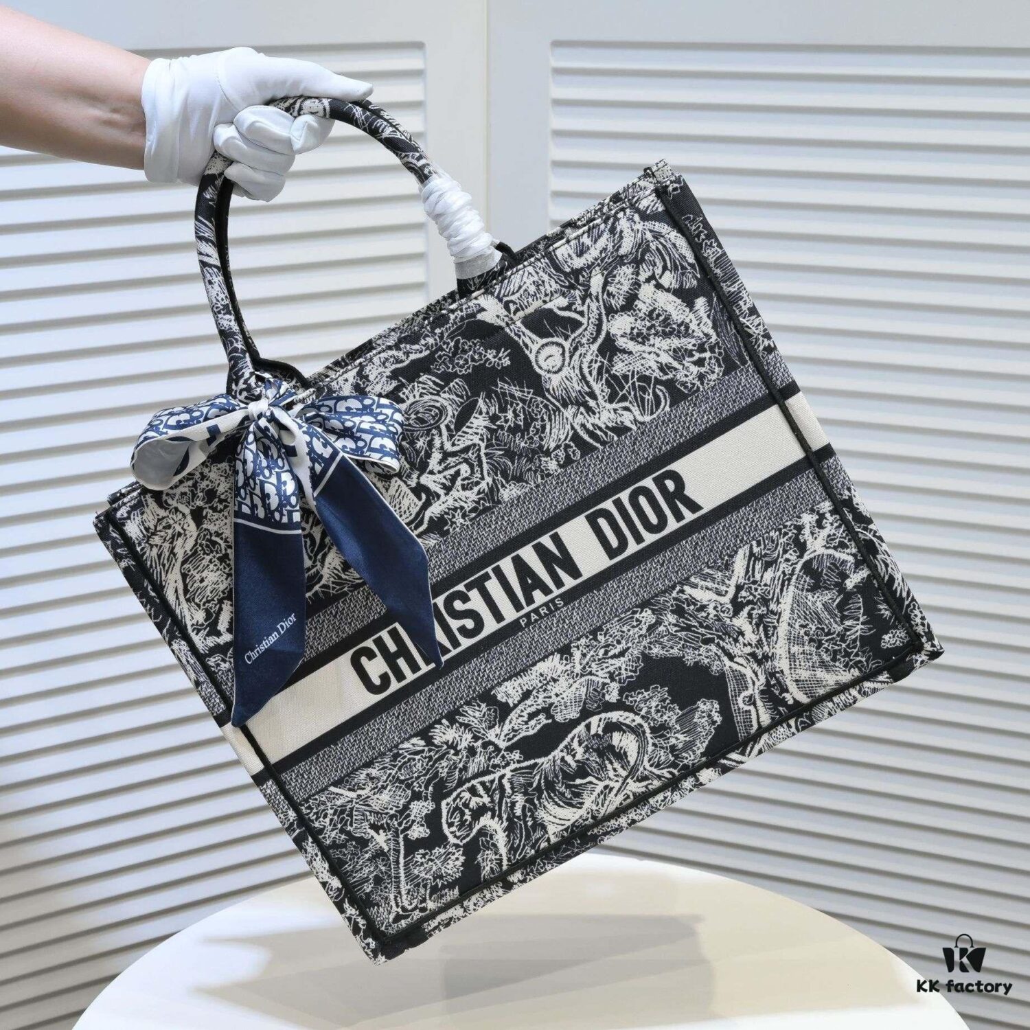 Large Size with Silk Scarf 🔥 Embroidered Edge Dior New Arrival Shopping Tote! Counter Synchronized Update! Limited Edition Worn by Celebrities! Extremely Stylish! Premium Imported Fabric, High-End Quality! Seamlessly Matches Authentic Counter Version! Extra-Large Capacity, Perfect for Outings!