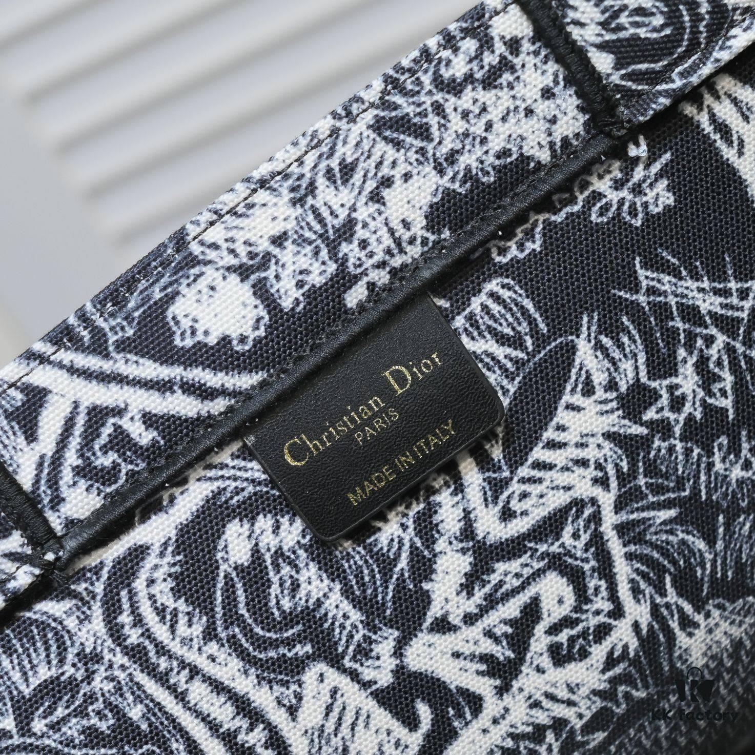 Large Size with Silk Scarf 🔥 Embroidered Edge Dior New Arrival Shopping Tote! Counter Synchronized Update! Limited Edition Worn by Celebrities! Extremely Stylish! Premium Imported Fabric, High-End Quality! Seamlessly Matches Authentic Counter Version! Extra-Large Capacity, Perfect for Outings!