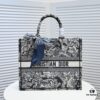Large Size with Silk Scarf 🔥 Embroidered Edge Dior New Arrival Shopping Tote! Counter Synchronized Update! Limited Edition Worn by Celebrities! Extremely Stylish! Premium Imported Fabric, High-End Quality! Seamlessly Matches Authentic Counter Version! Extra-Large Capacity, Perfect for Outings!