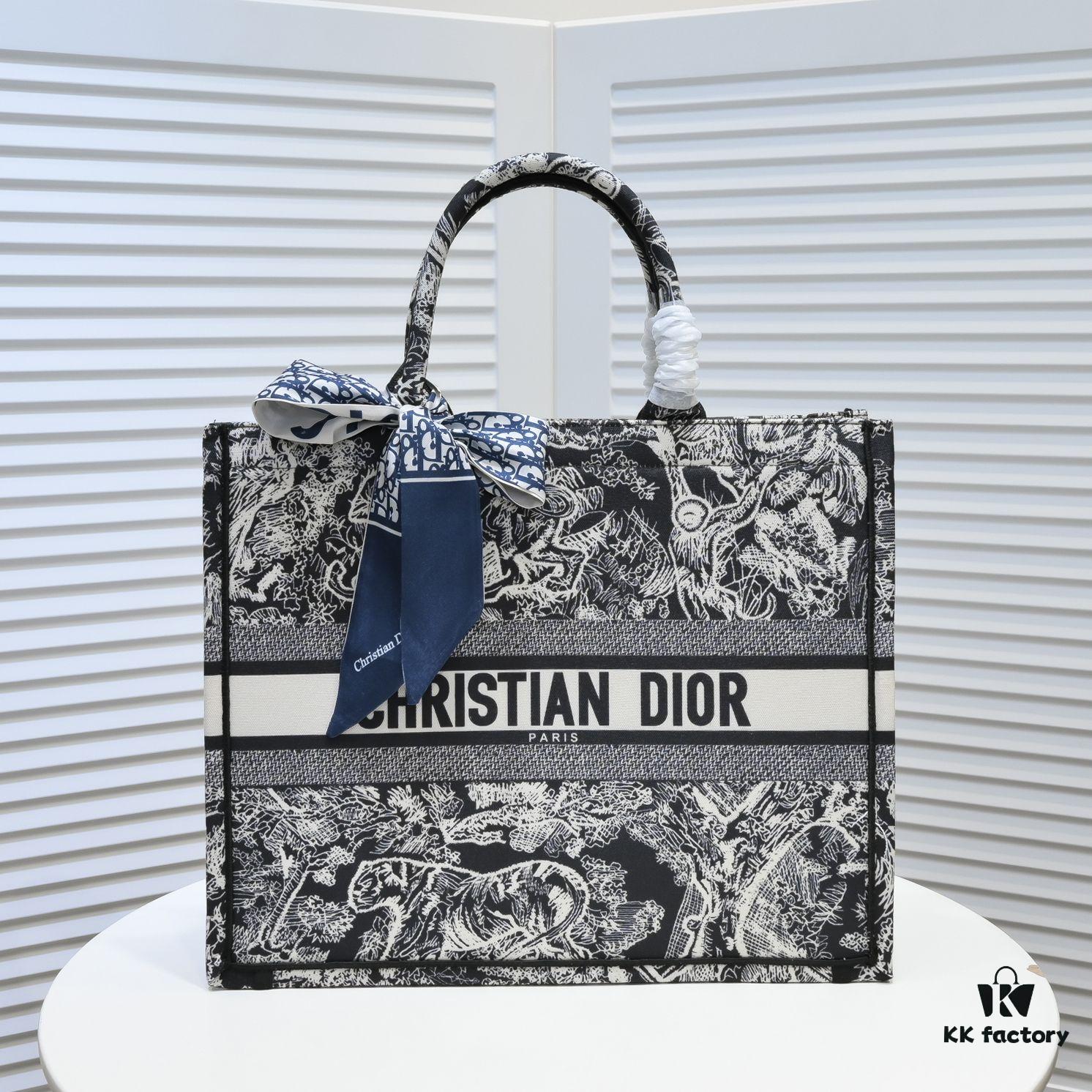 Large Size with Silk Scarf 🔥 Embroidered Edge Dior New Arrival Shopping Tote! Counter Synchronized Update! Limited Edition Worn by Celebrities! Extremely Stylish! Premium Imported Fabric, High-End Quality! Seamlessly Matches Authentic Counter Version! Extra-Large Capacity, Perfect for Outings!