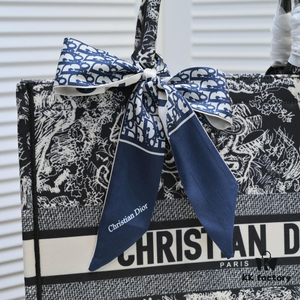 Large Size with Silk Scarf 🔥 Embroidered Edge Dior New Arrival Shopping Tote! Counter Synchronized Update! Limited Edition Worn by Celebrities! Extremely Stylish! Premium Imported Fabric, High-End Quality! Seamlessly Matches Authentic Counter Version! Extra-Large Capacity, Perfect for Outings!